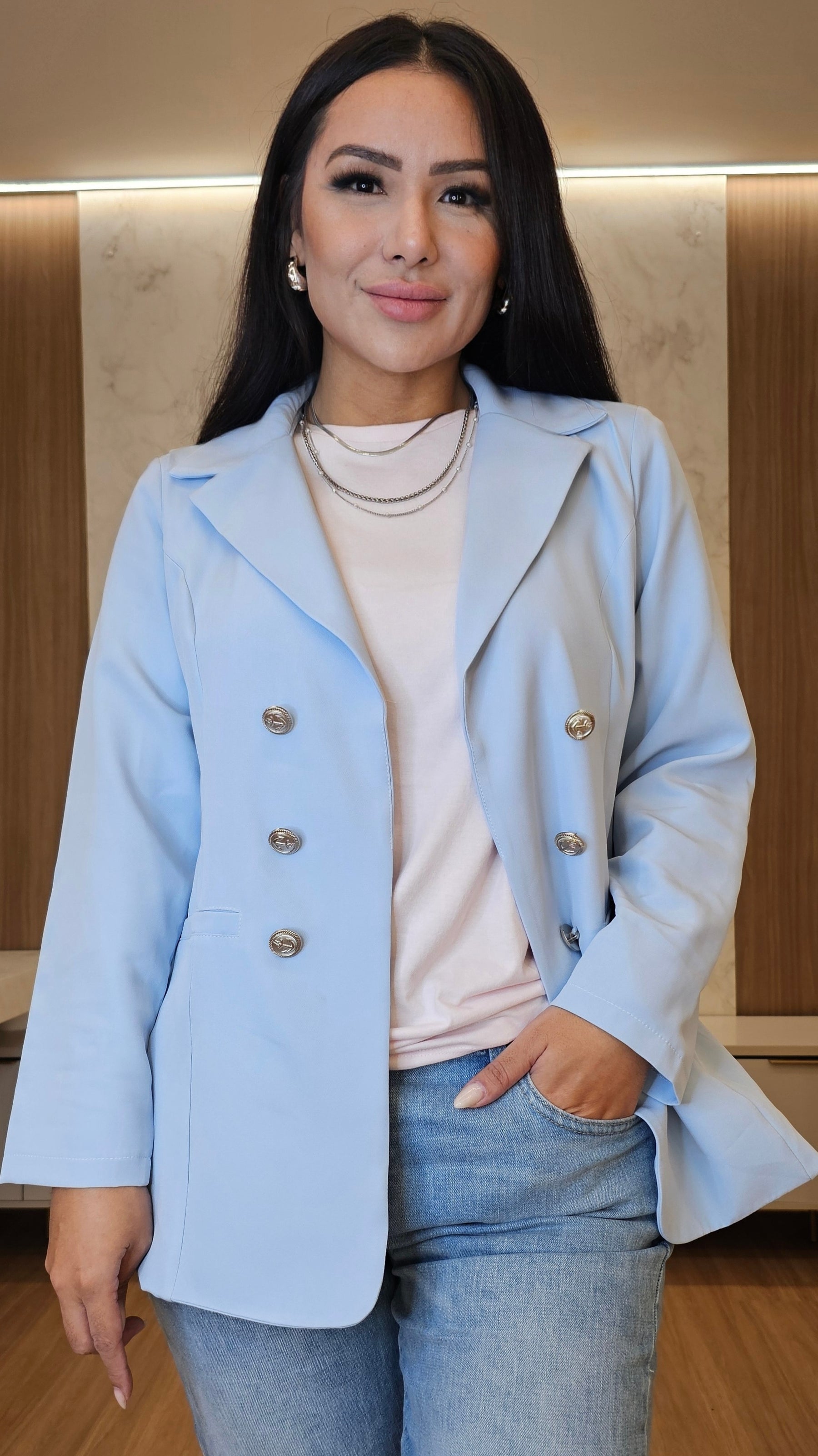 Blazer Feminino de Alfaiataria Azul Claro – Elegância e Caimento Perfeito