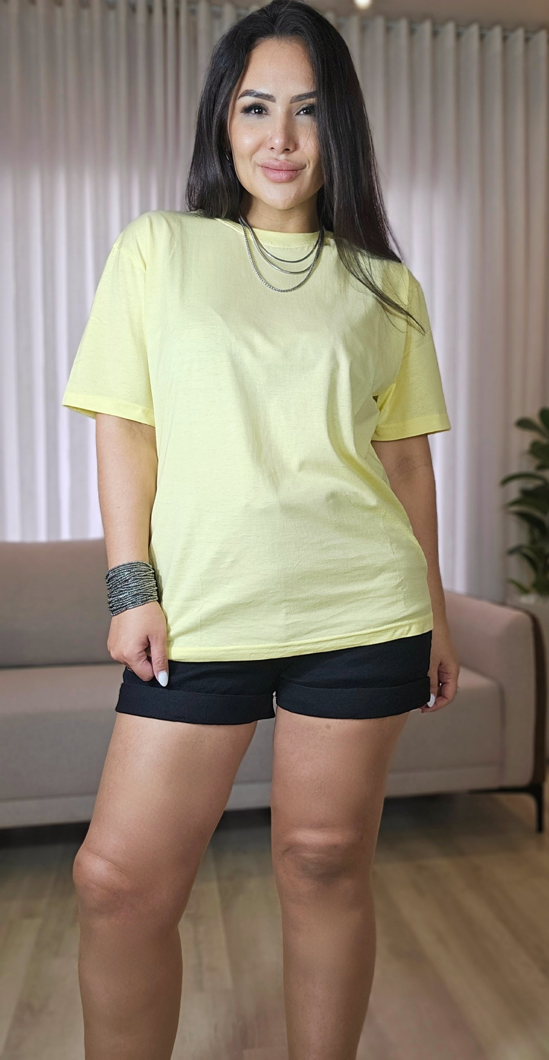 Short Feminino Preto Plus com Elastano e Barra Dobrada