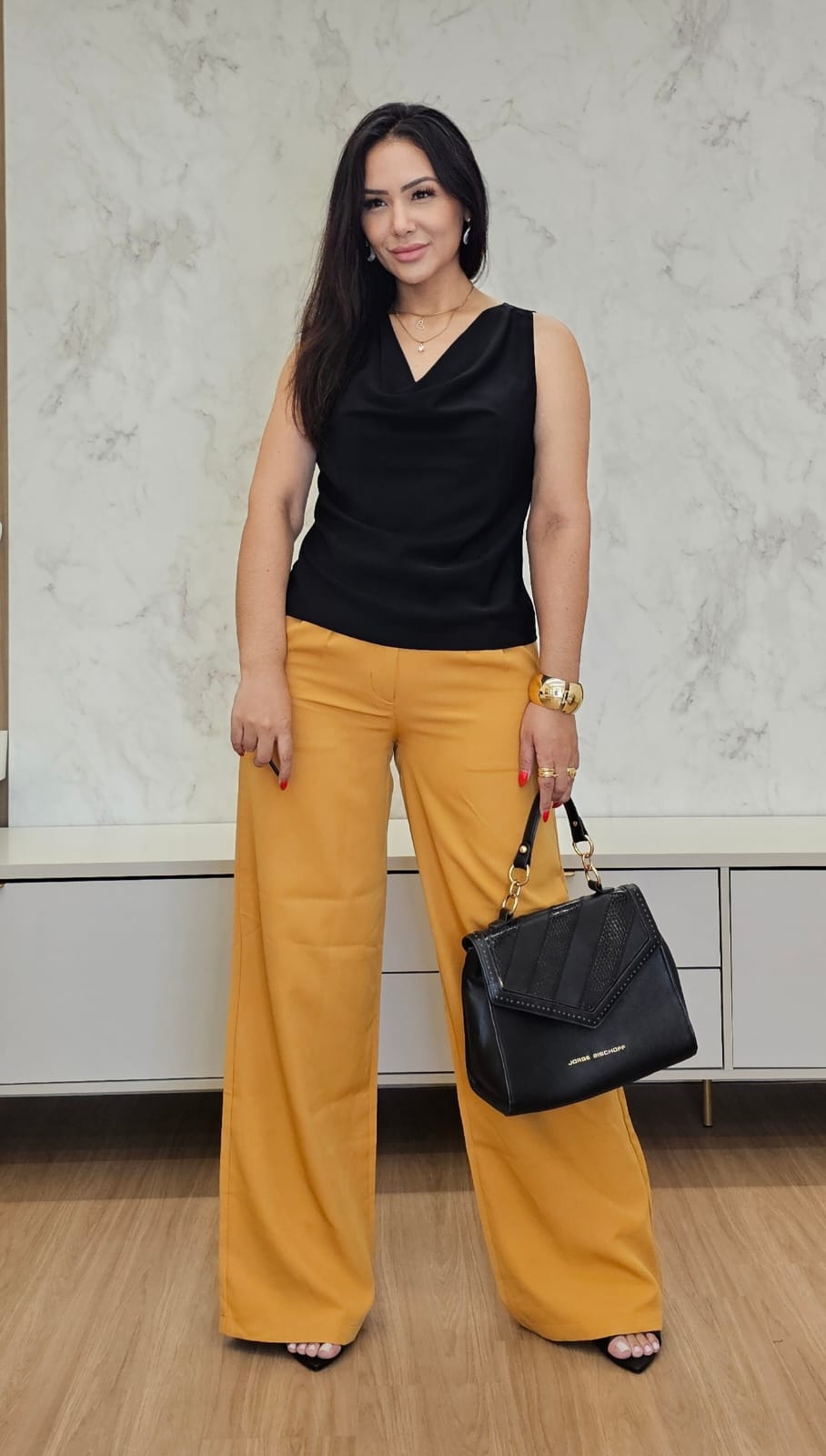 Calça Pantalona feminina em alfaiataria de cintura alta e bolsos funcionais