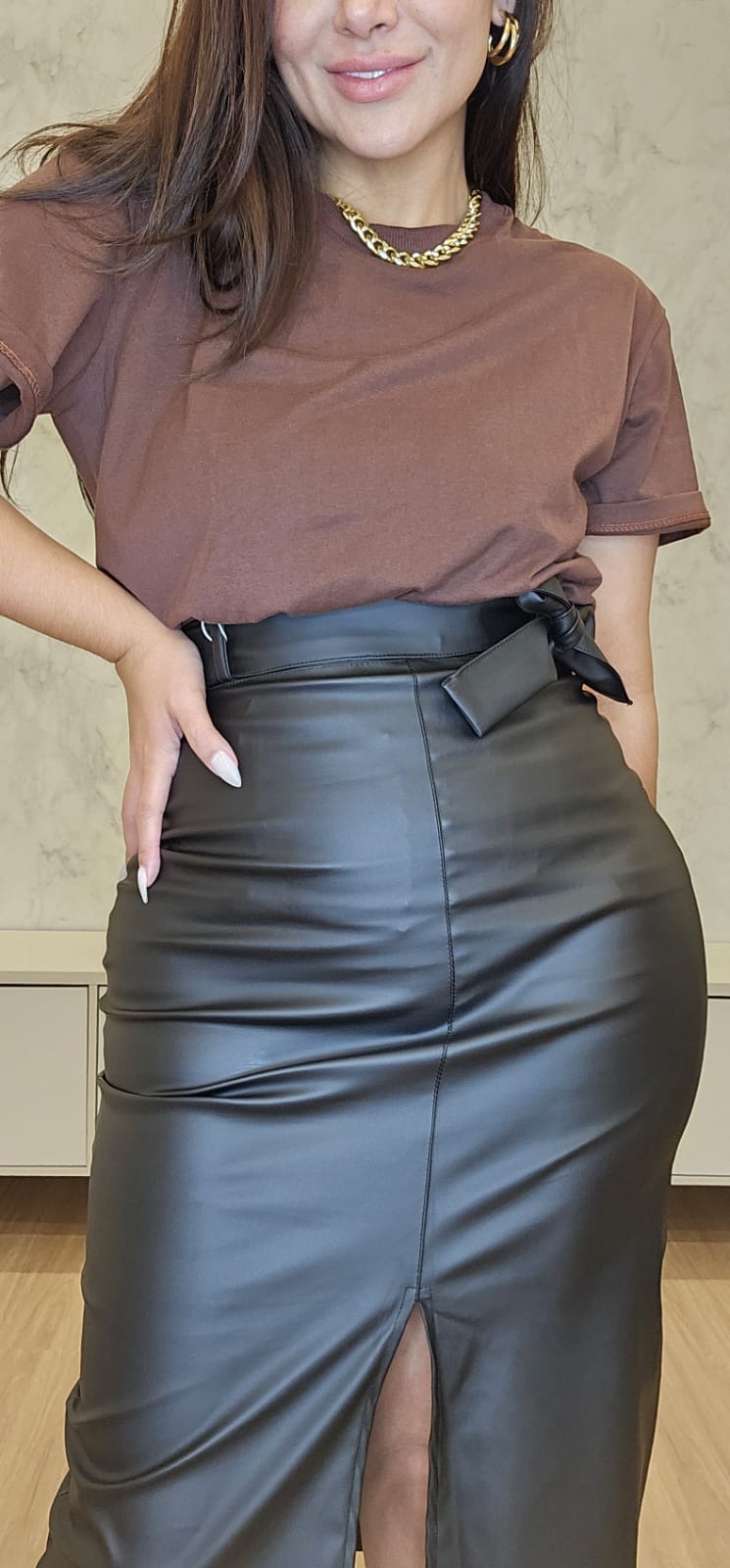 Saia midi preta em PU, com fenda, zíper e faixa de amarração