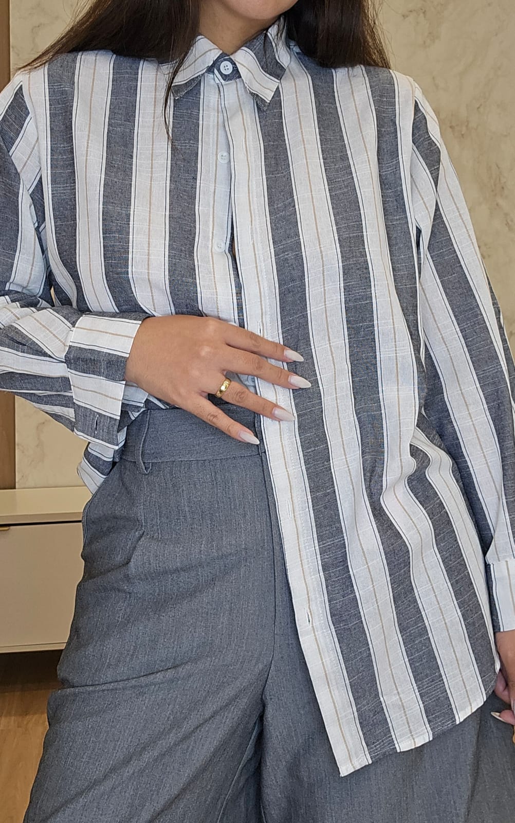 Camisa Feminina Oversized Listrada - moderna e despojada
