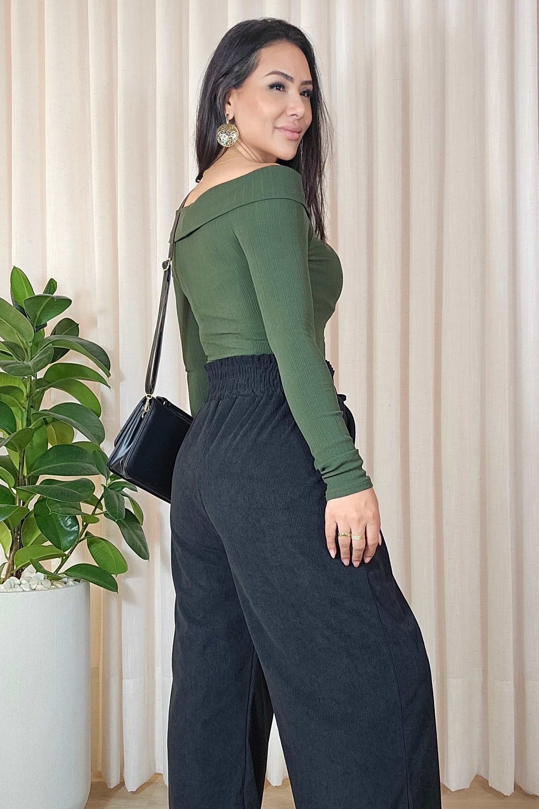 Calça pantalona Manu em Veludo Cotelê - Em cores