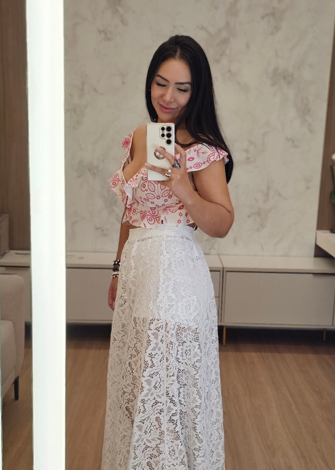 Cropped com estampa delicada, com babados e bojo