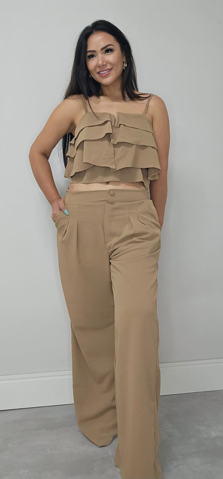 Conjunto feminino de Alfaiataria com Cropped de Babados Estruturado e calça