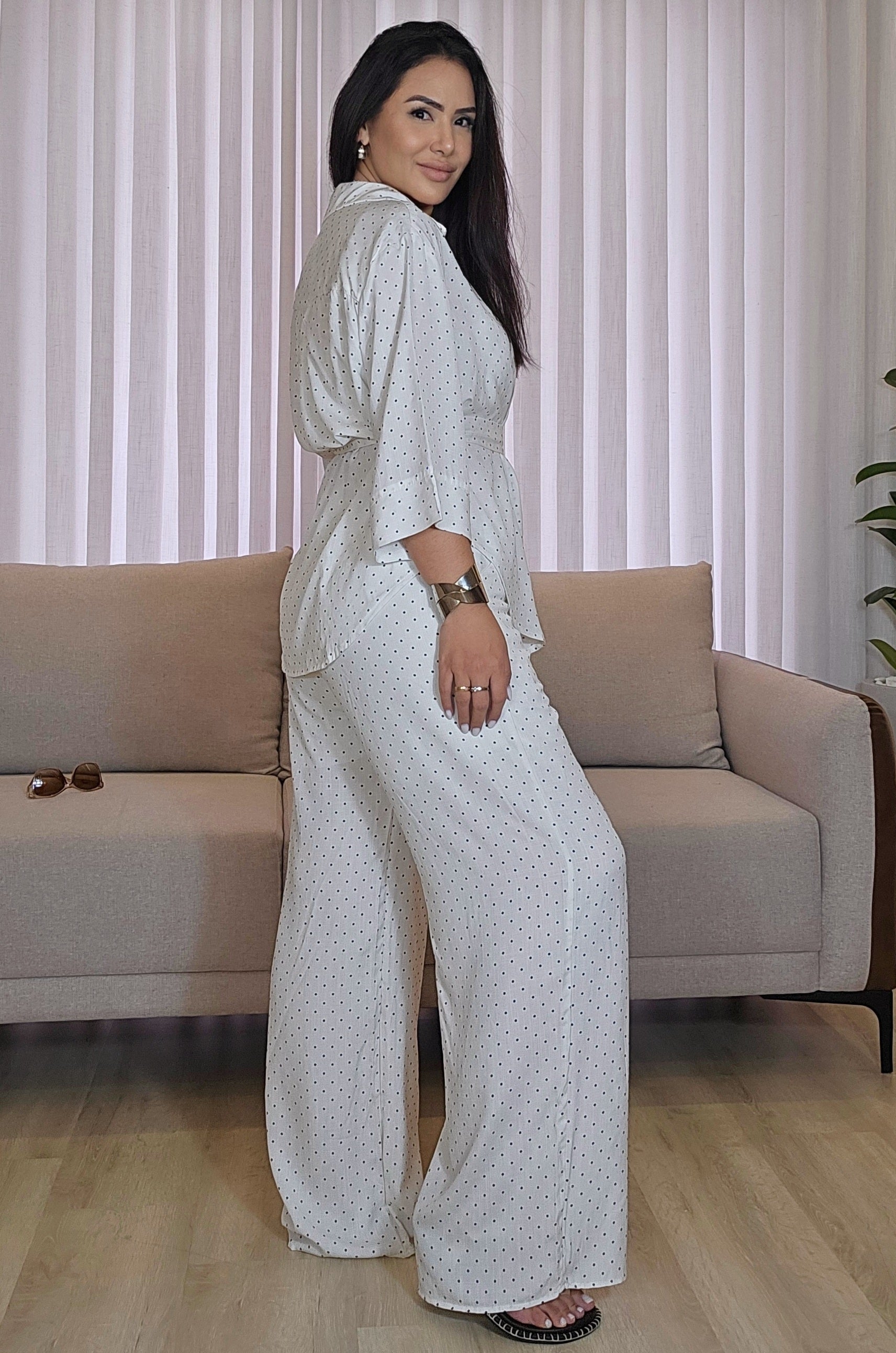 Trijunto Feminino Branco em Linho com Viscose Poá Preto – Camisa, Top e Calça