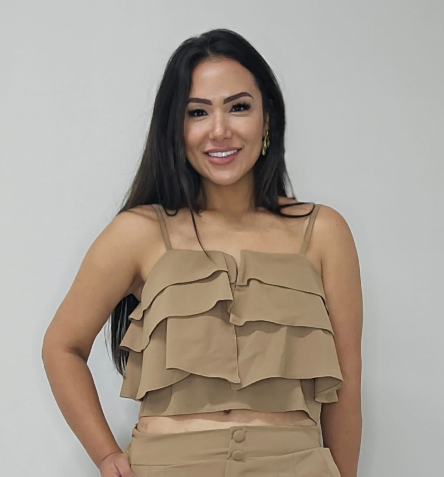 Conjunto feminino de Alfaiataria com Cropped de Babados Estruturado e calça