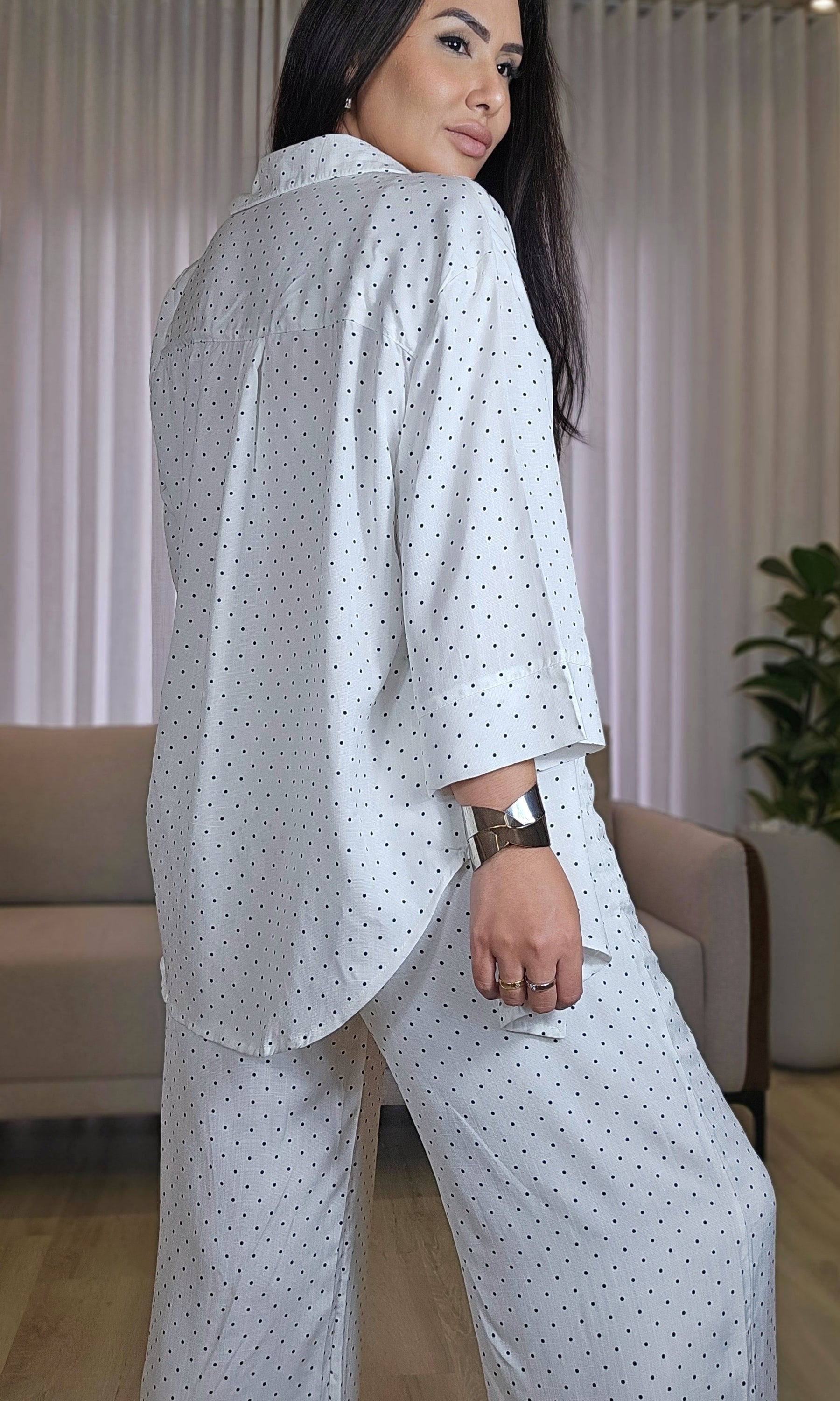 Trijunto Feminino Branco em Linho com Viscose Poá Preto – Camisa, Top e Calça