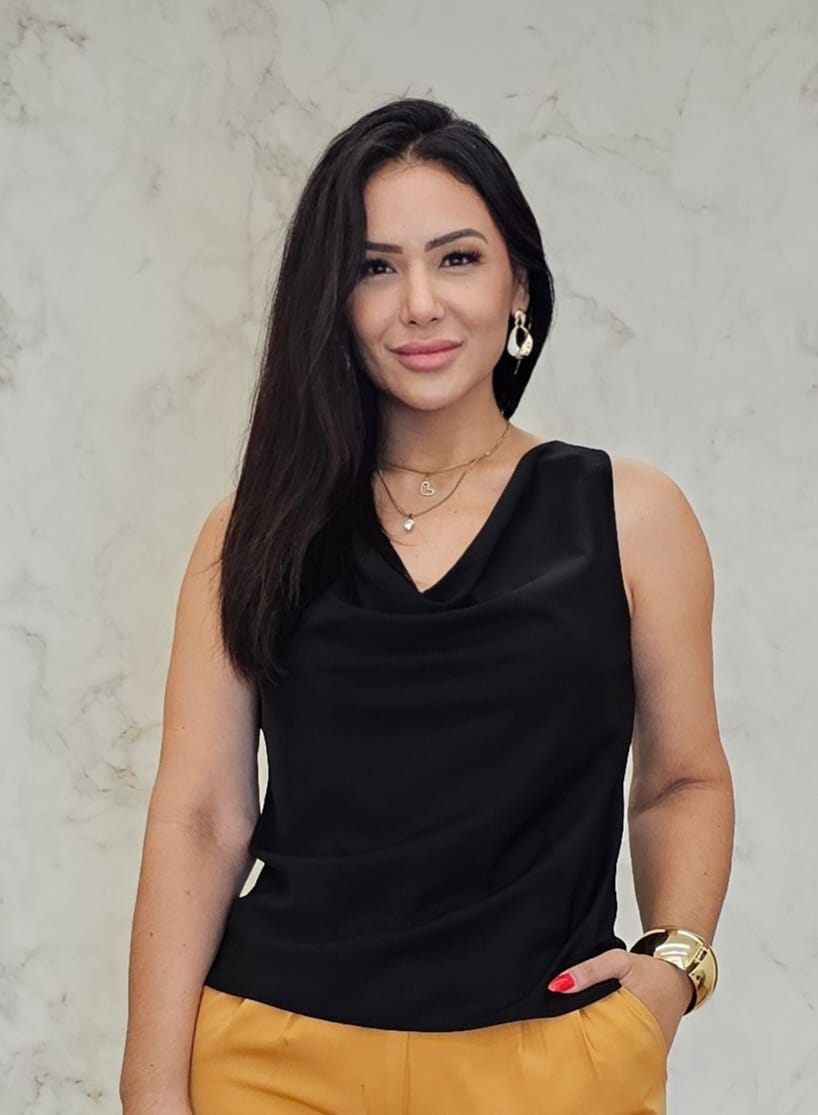 Blusa feminina preta de gola solta e alças largas