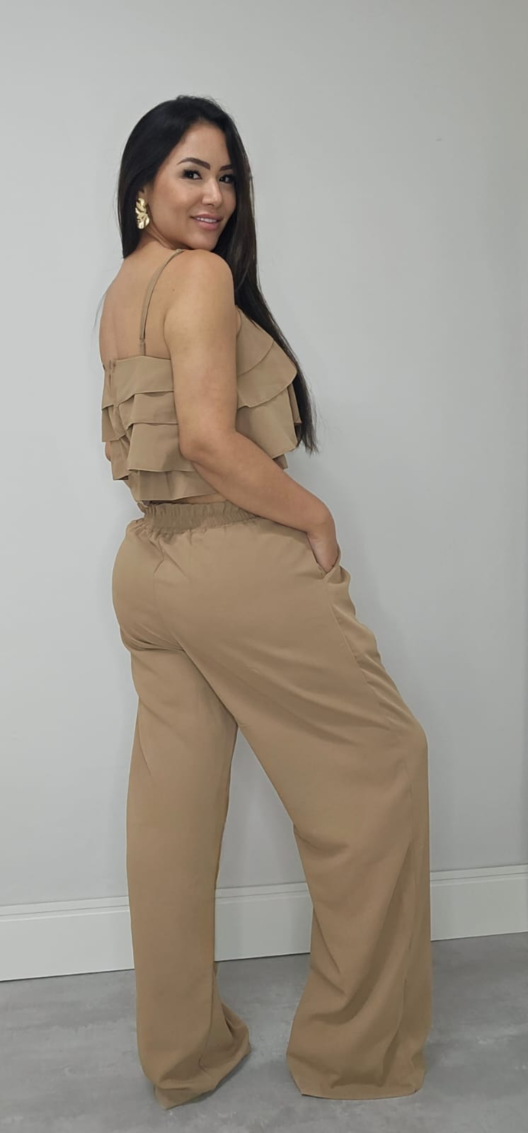 Conjunto feminino de Alfaiataria com Cropped de Babados Estruturado e calça