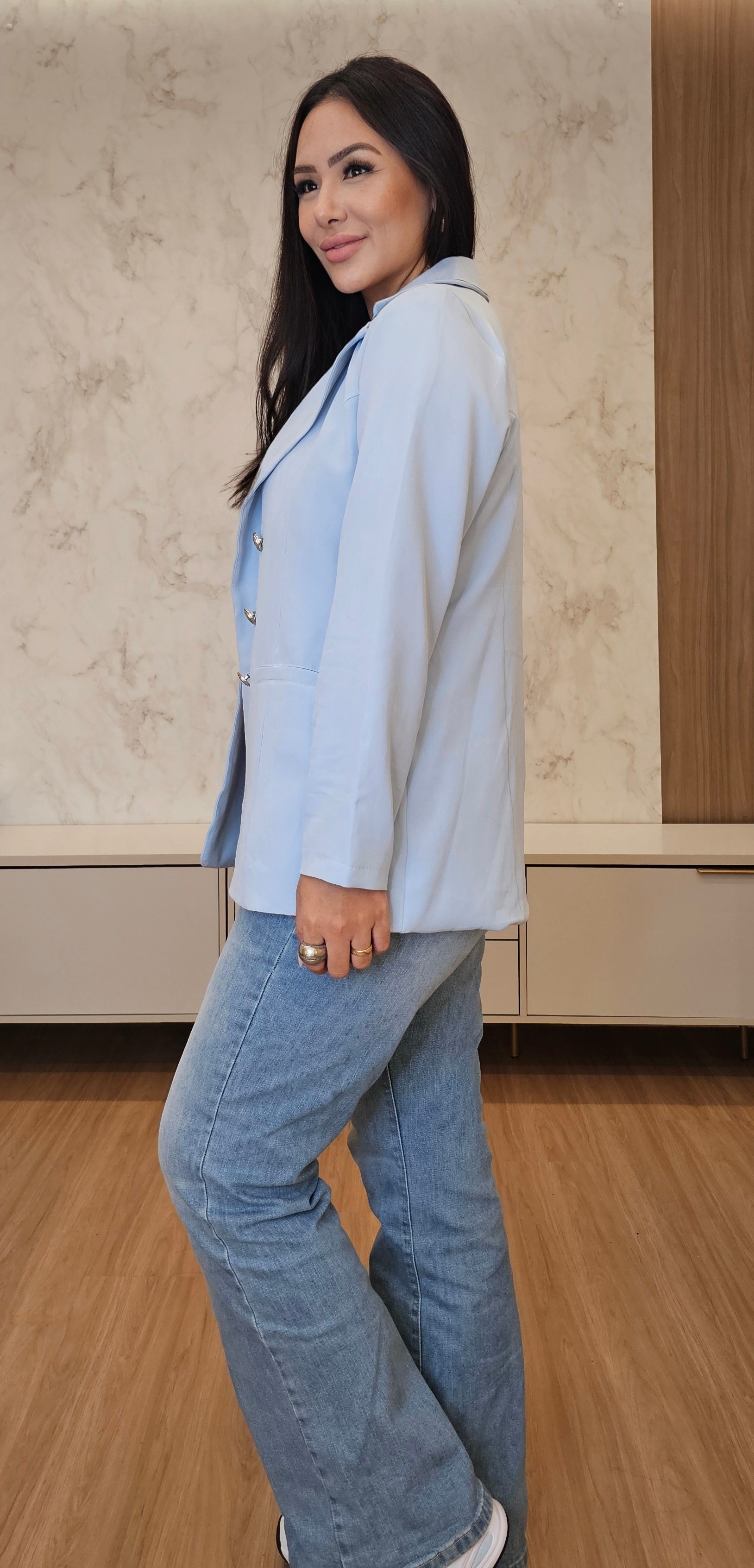 Blazer Feminino de Alfaiataria Azul Claro – Elegância e Caimento Perfeito