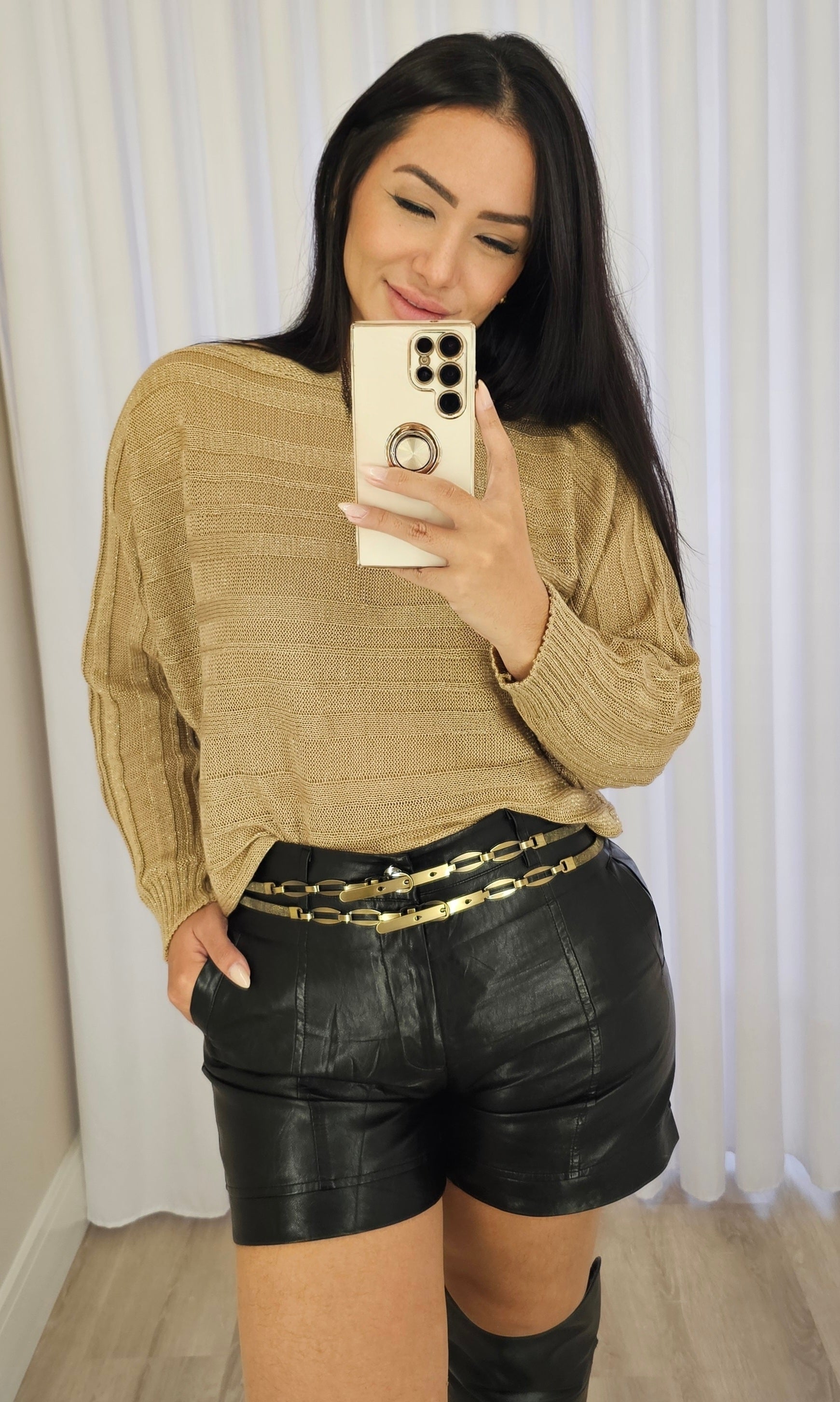 Short Feminino em PU Preto com Bolsos – Cintura Alta, Forrado, Sofisticado e Atemporal