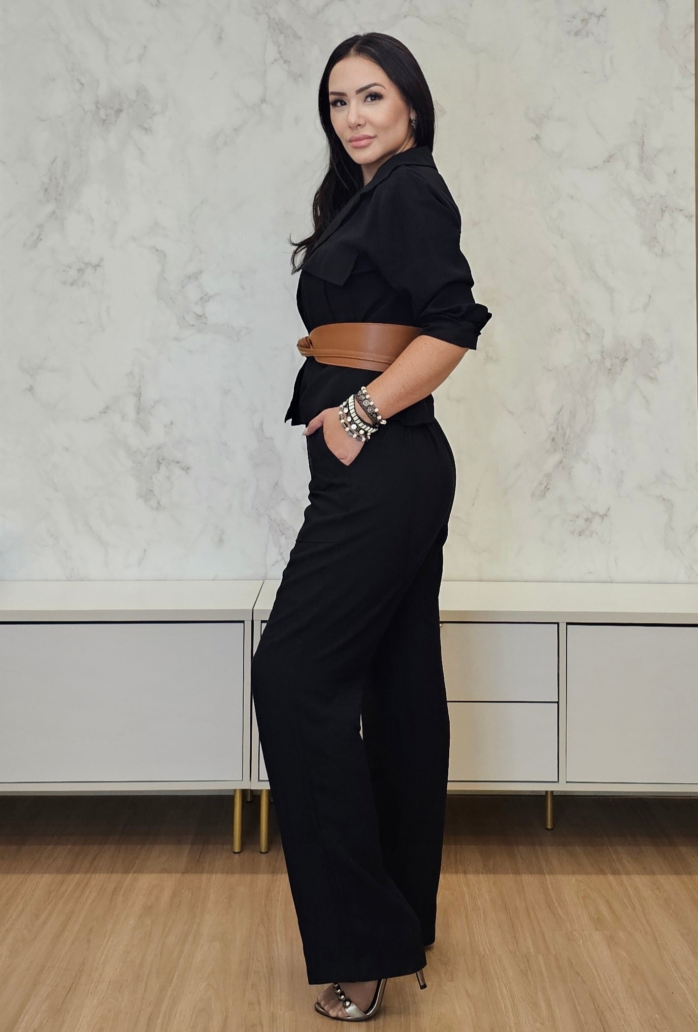 Conjunto feminino preto de calça e casaco em alfaiataria - elegante e despojado