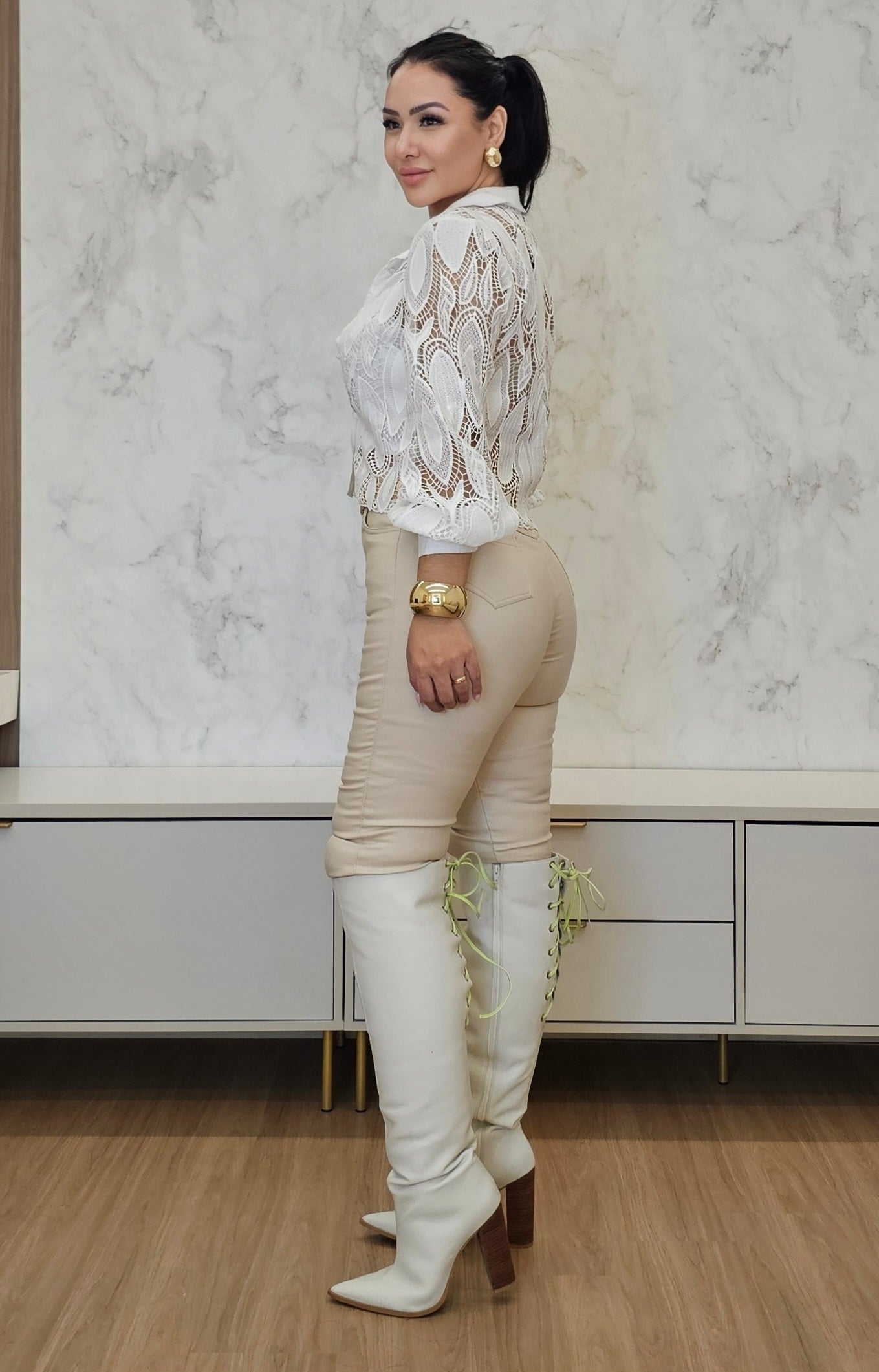 Calça feminina bege claro resinada com elastano