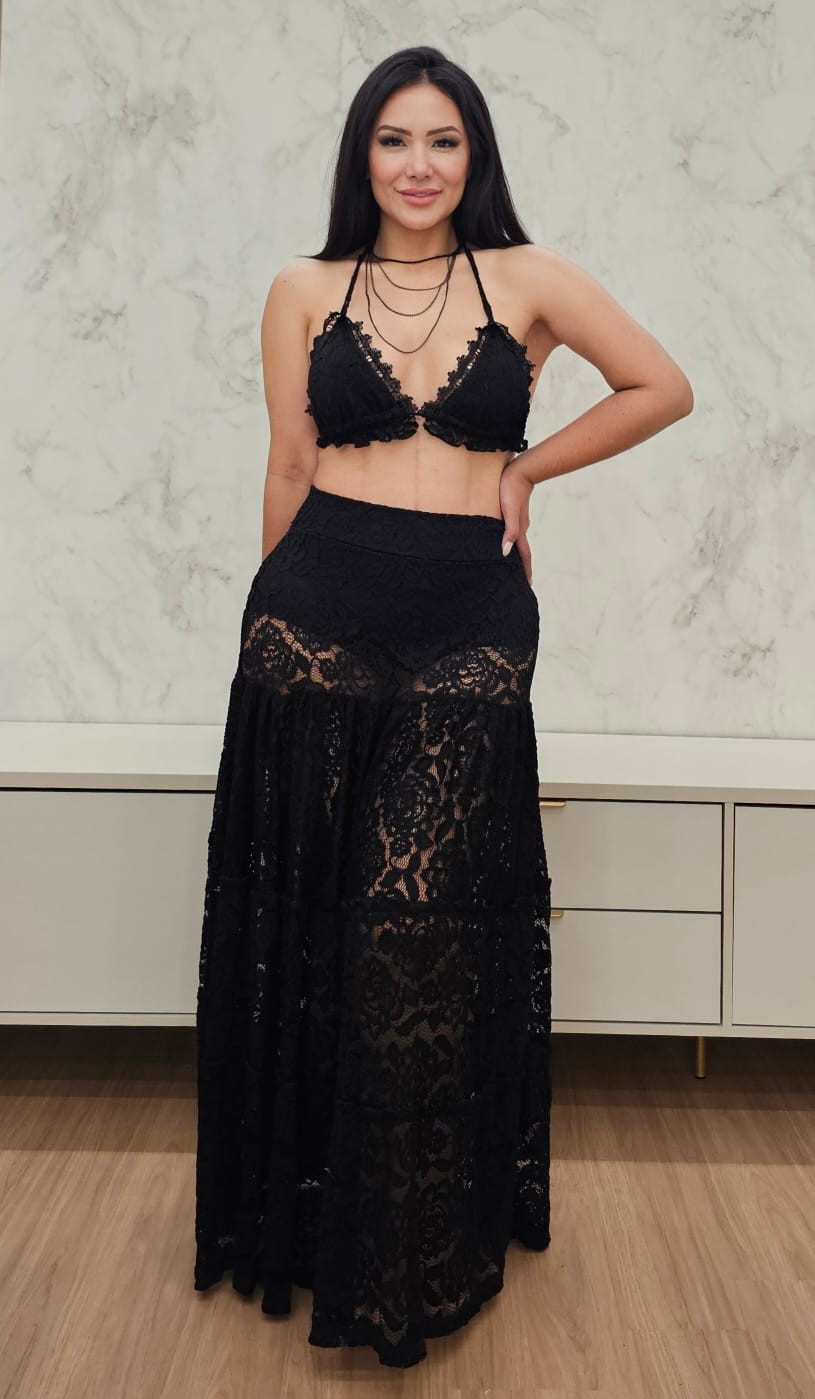 Conjunto/saída de praia em renda preta com forro e amarração