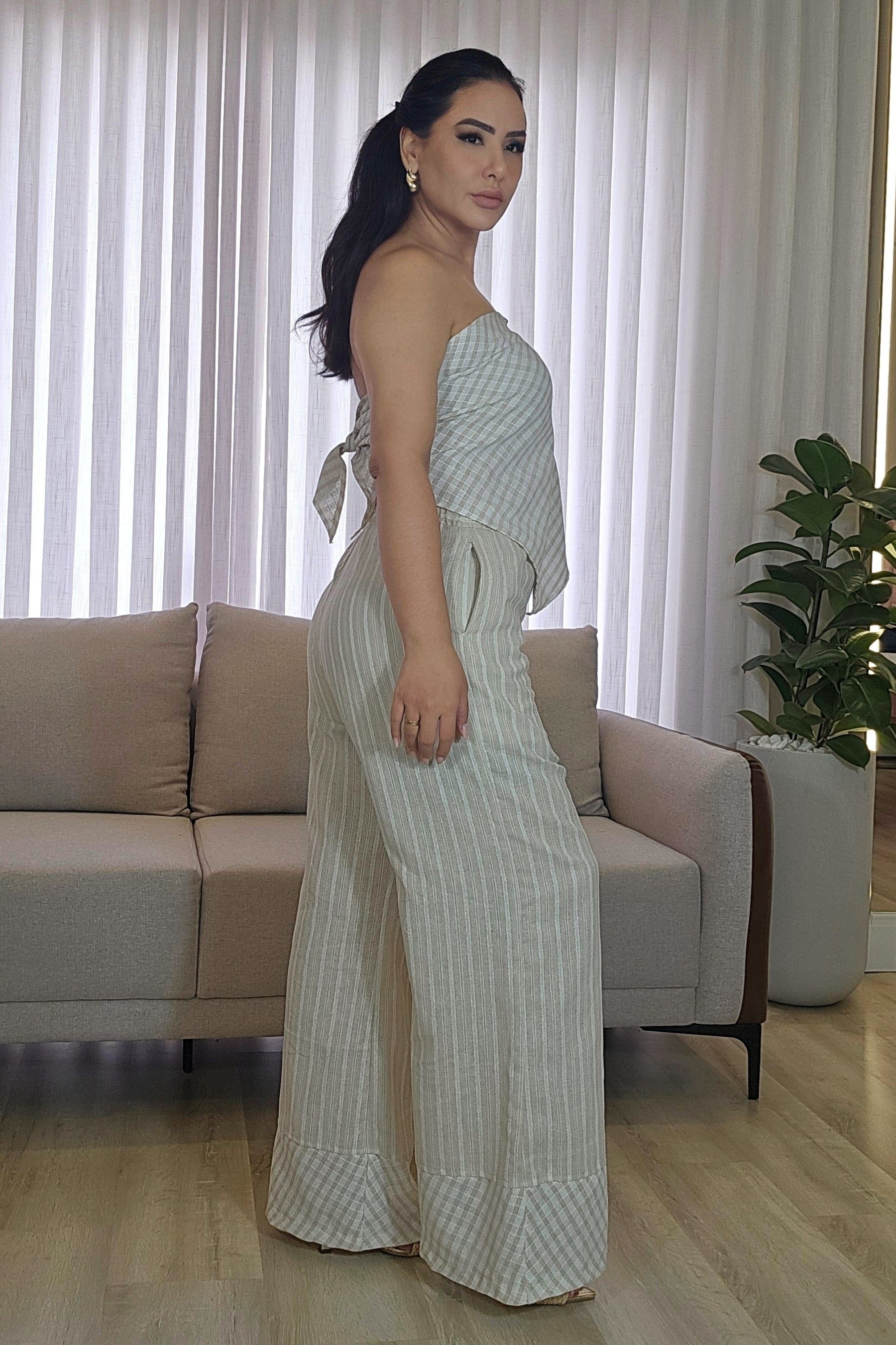 Conjunto bege de Calça listrada e lenço versátil