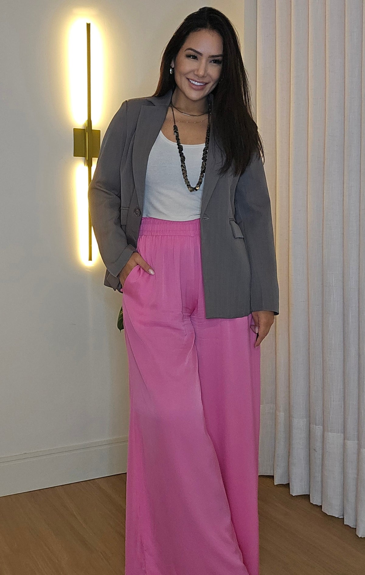 Blazer Feminino Cinza Forrado com Ombreiras – Alfaiataria Elegante