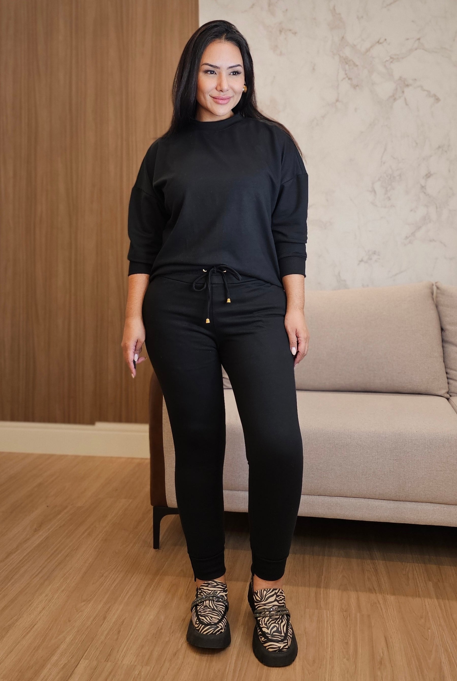 Conjunto Feminino de Moletom Preto com Botões Dourados – Casual & Estiloso