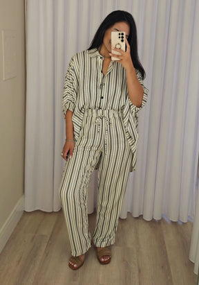 Conjunto feminino listrado sofisticado com camisa mullet
