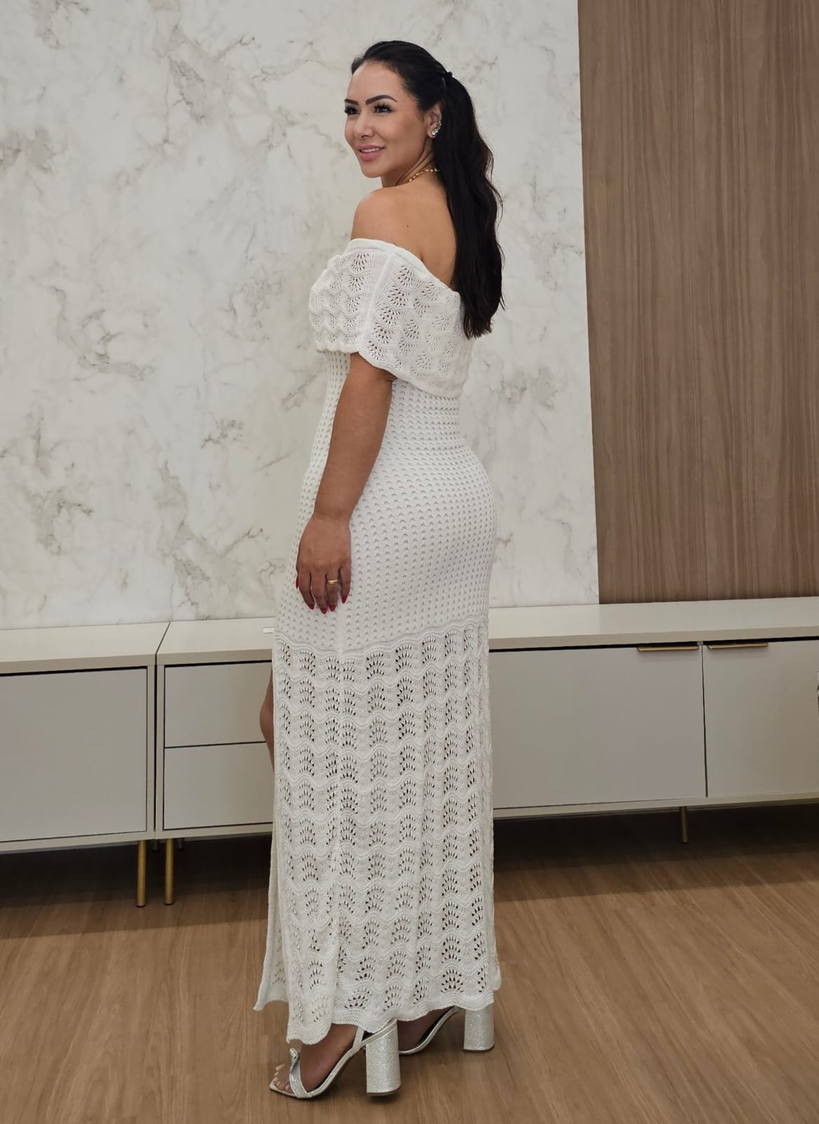 Vestido longo em tricô premium com decote tomara que caia ou ombro a ombro com fenda lateral