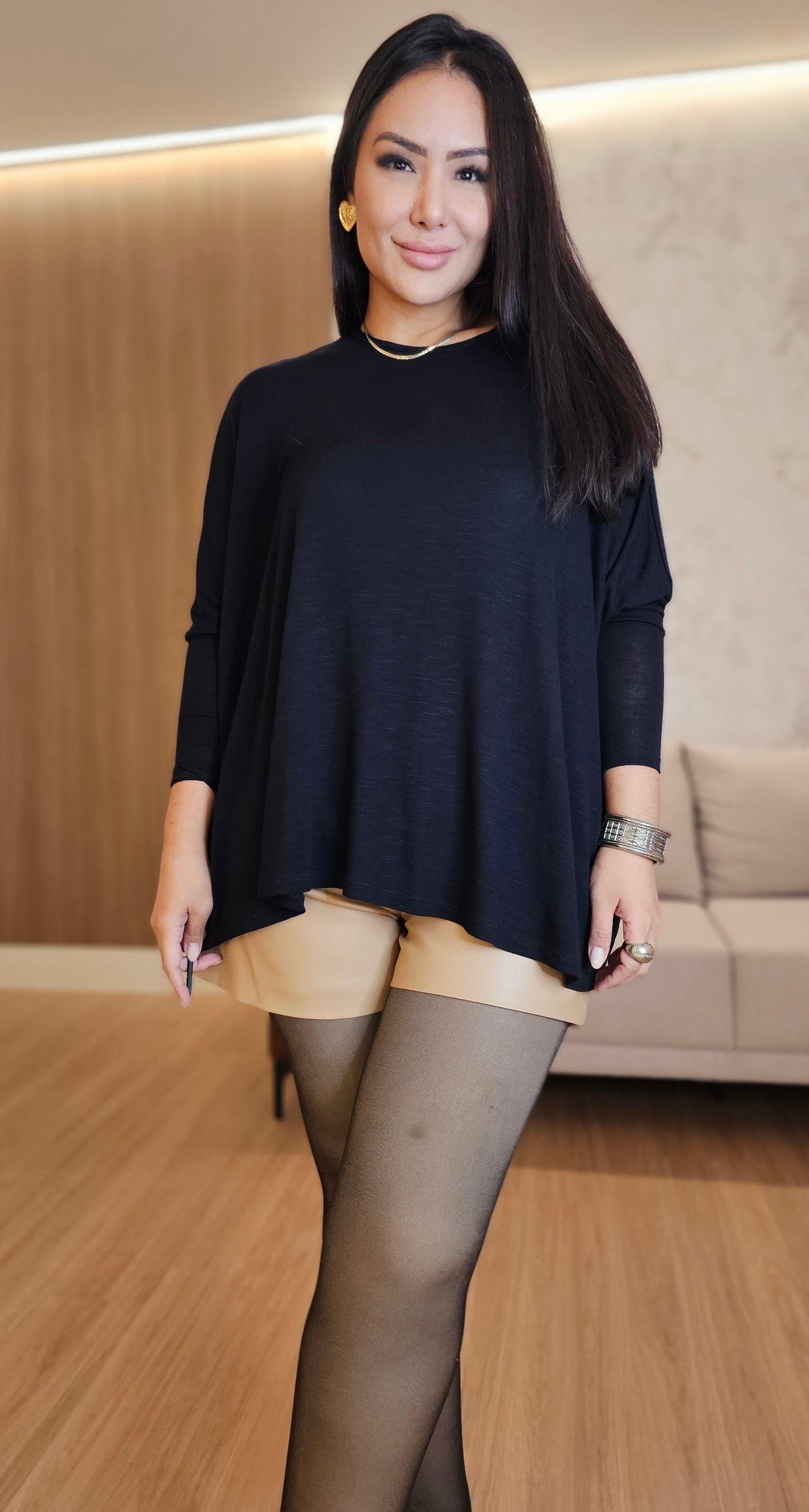 Blusa Feminina Preta Manga Longa – Modelagem Ampla e Elegante