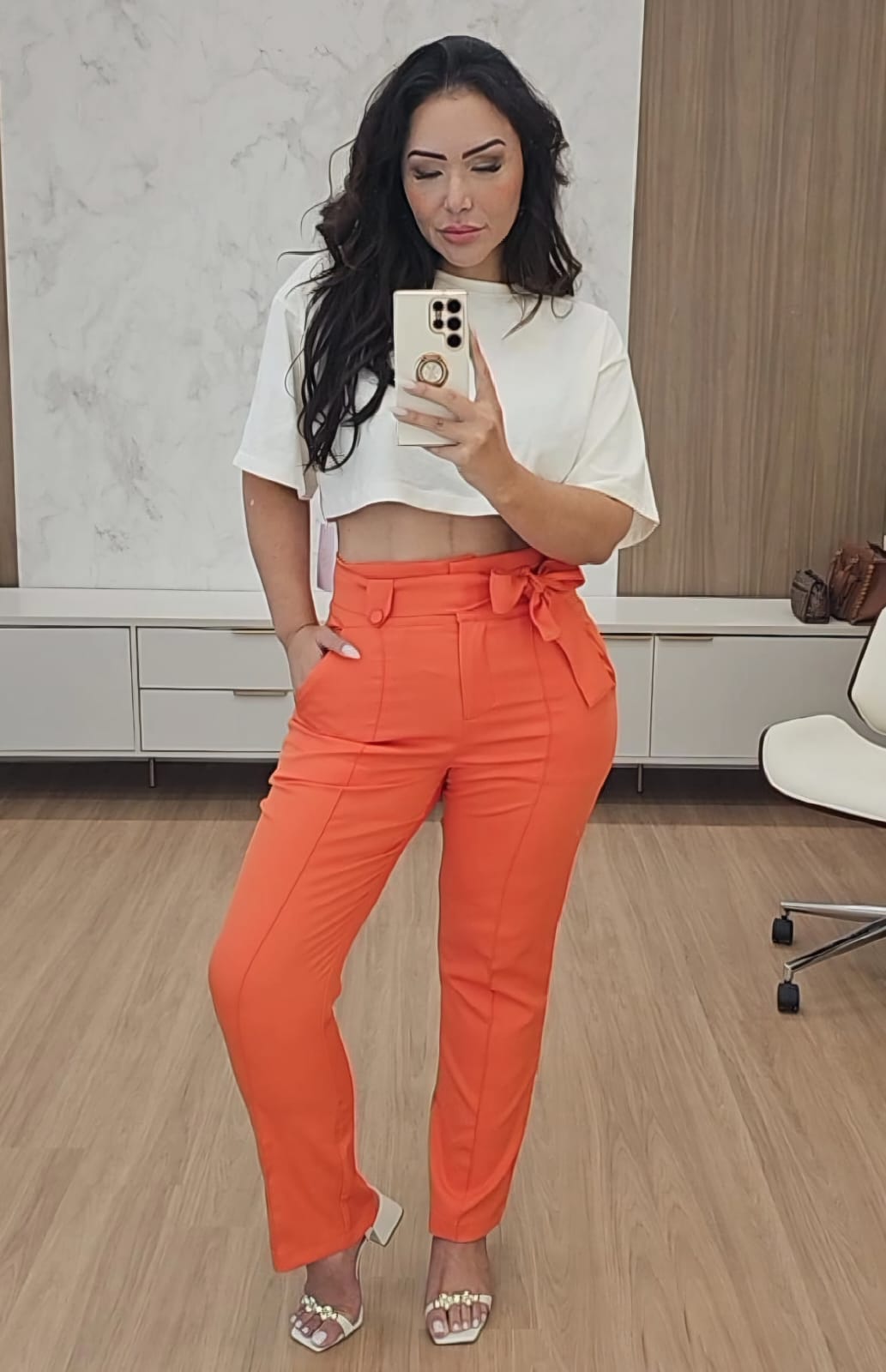 Calça feminina em alfaiataria de cintura alta e ajuste perfeito - acompanha faixa de amarração