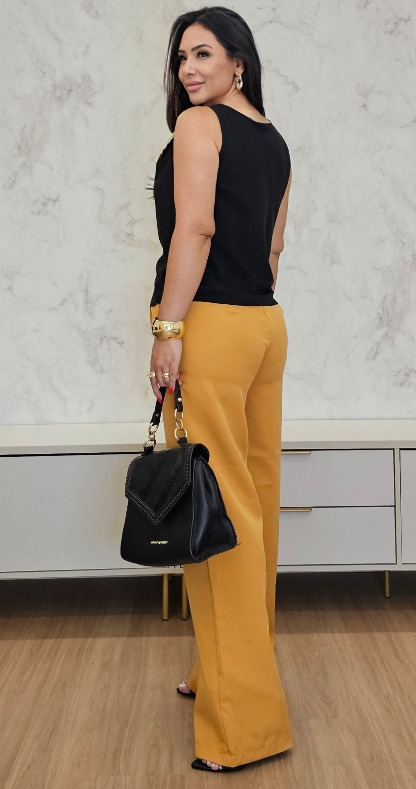 Calça feminina Pantalona em alfaiataria na cor mostarda - Yuri