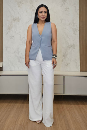 Blusa feminina estilo colete em alfaiataria de alças largas e botões encapados - azul acinzentado