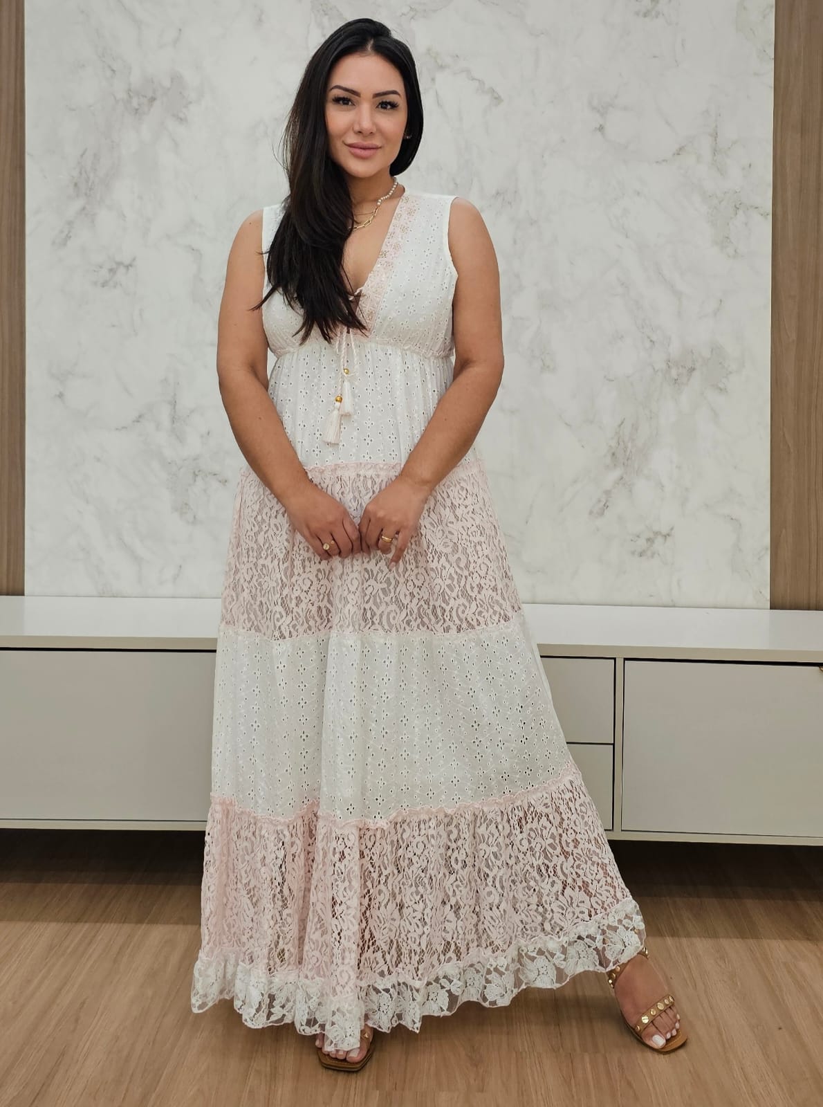 Vestido longo e fluido em renda com laise de algodão - com forro, alças largas e amarração