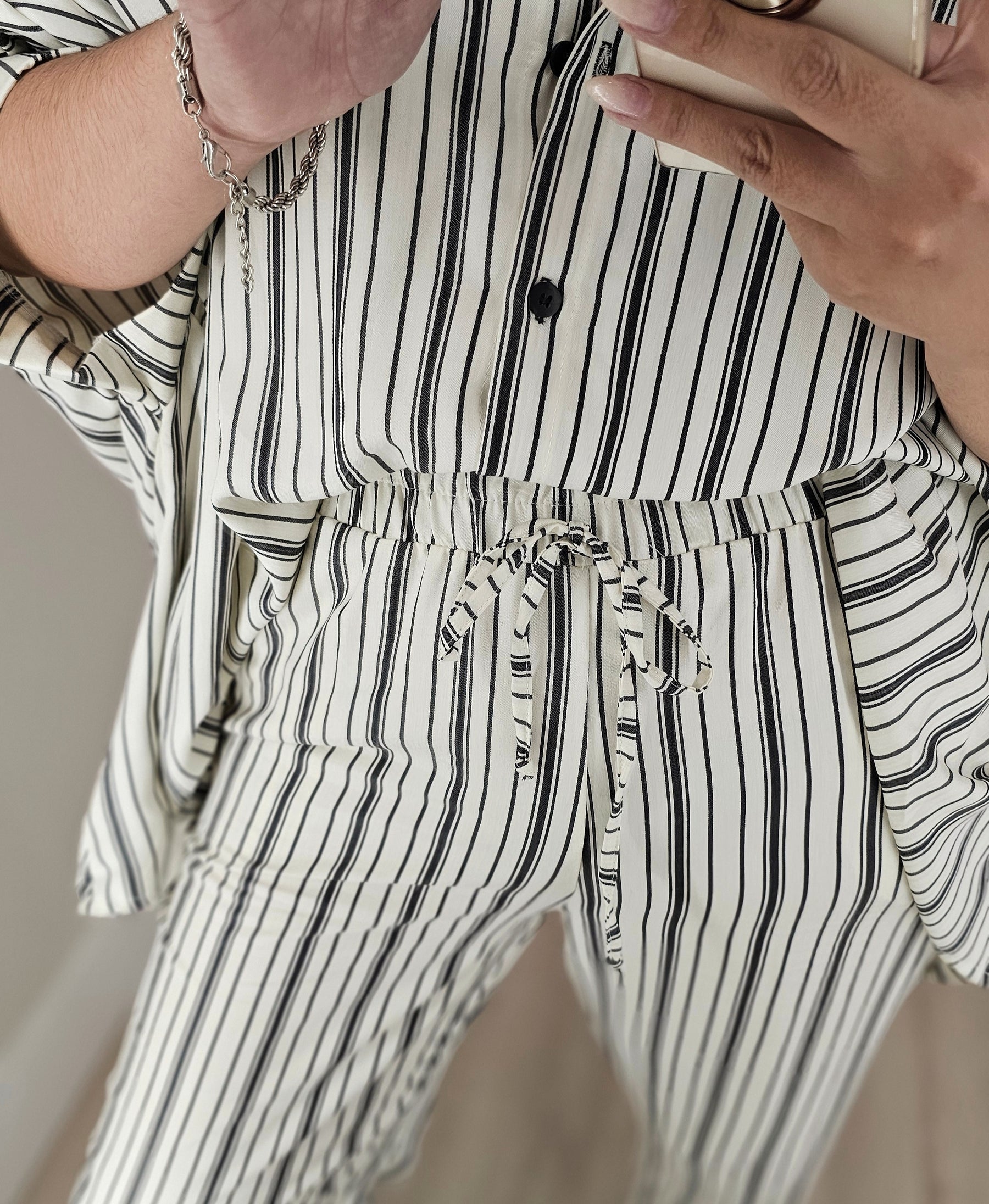 Conjunto feminino listrado sofisticado com camisa mullet