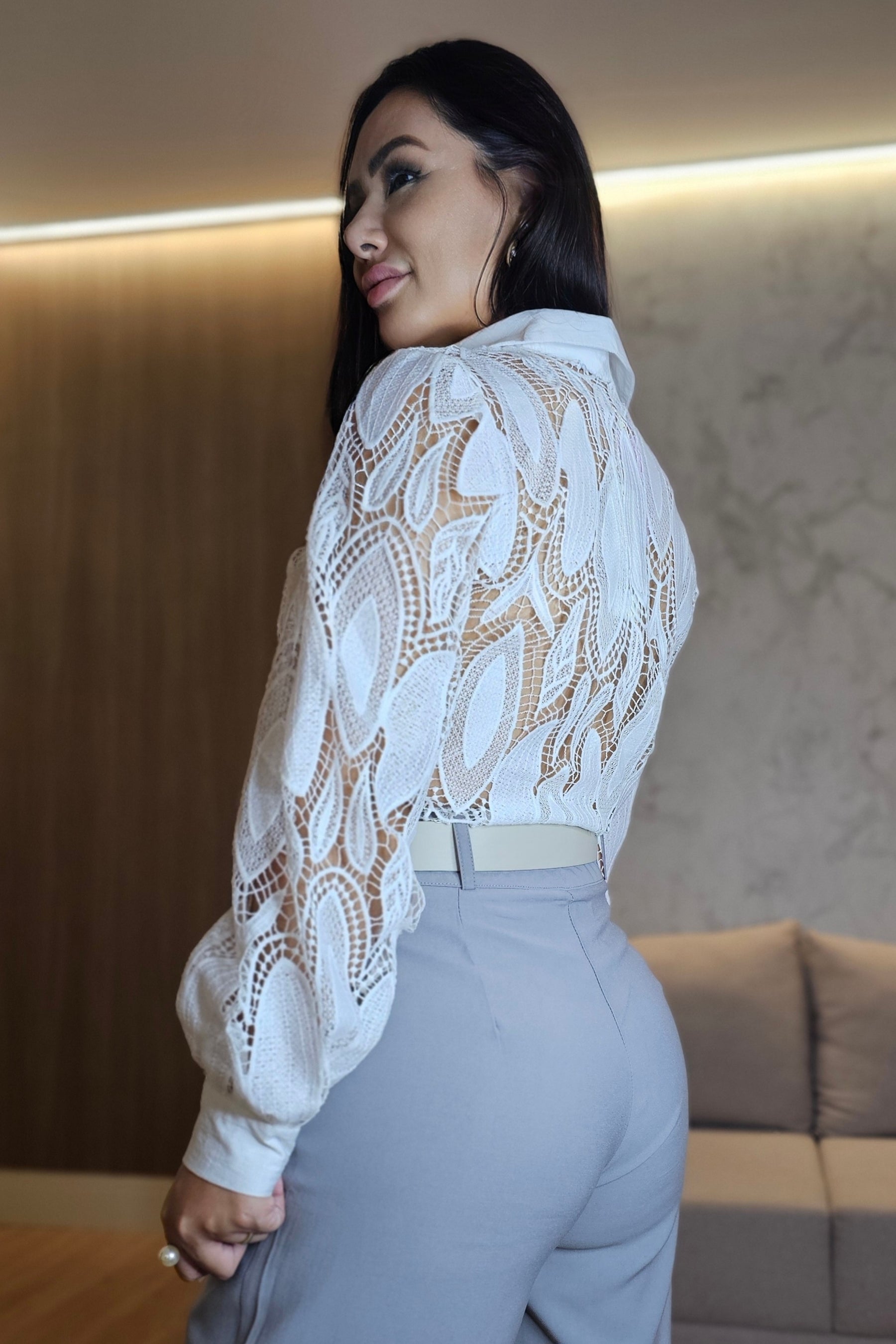 Camisa Feminina Branca em Renda com Forro Frontal e Botões Encapados