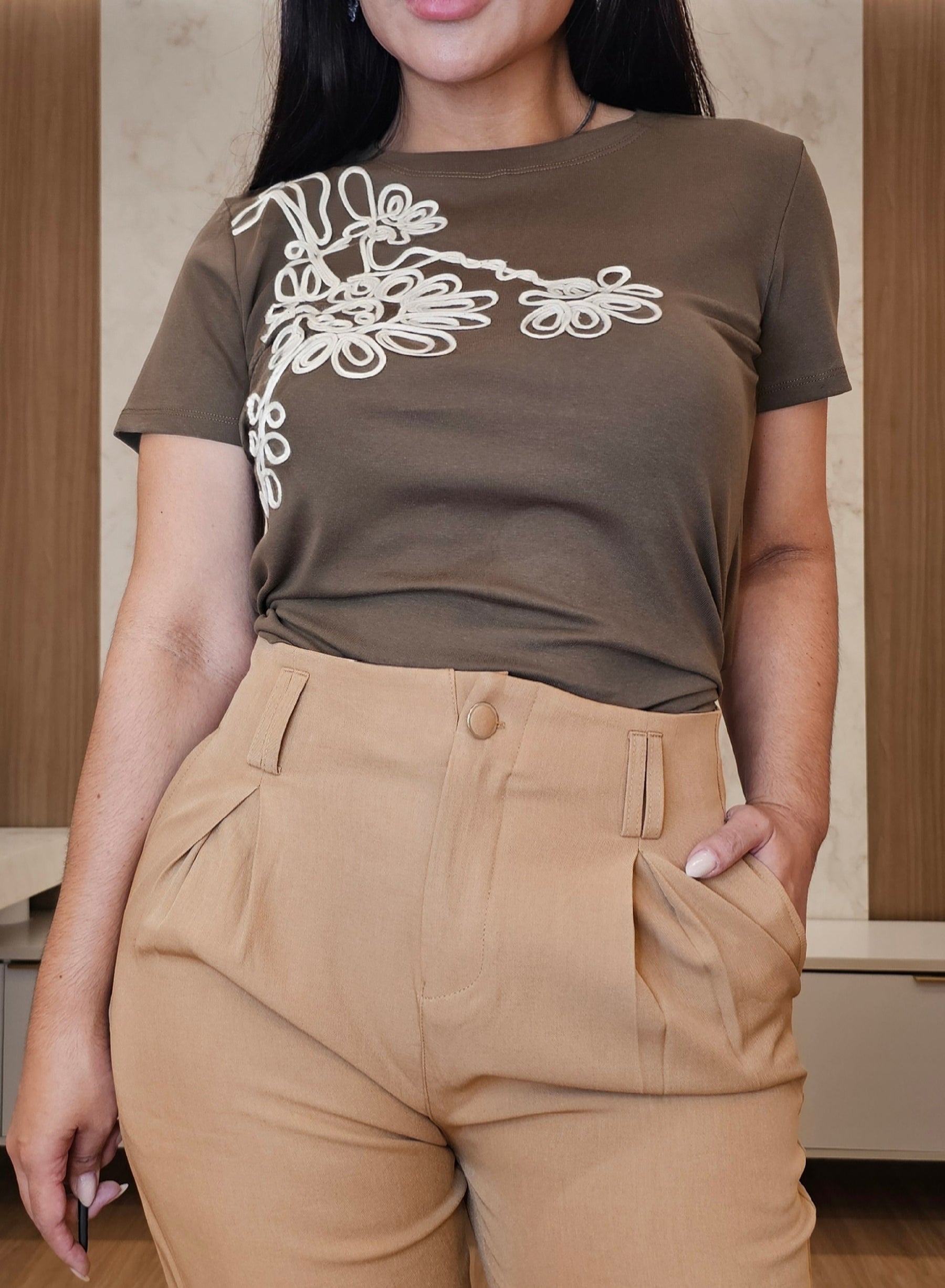 Calça Skinny Feminina de Alfaiataria nude com Pregas Frontais