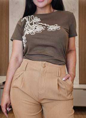 Calça Skinny Feminina de Alfaiataria nude com Pregas Frontais