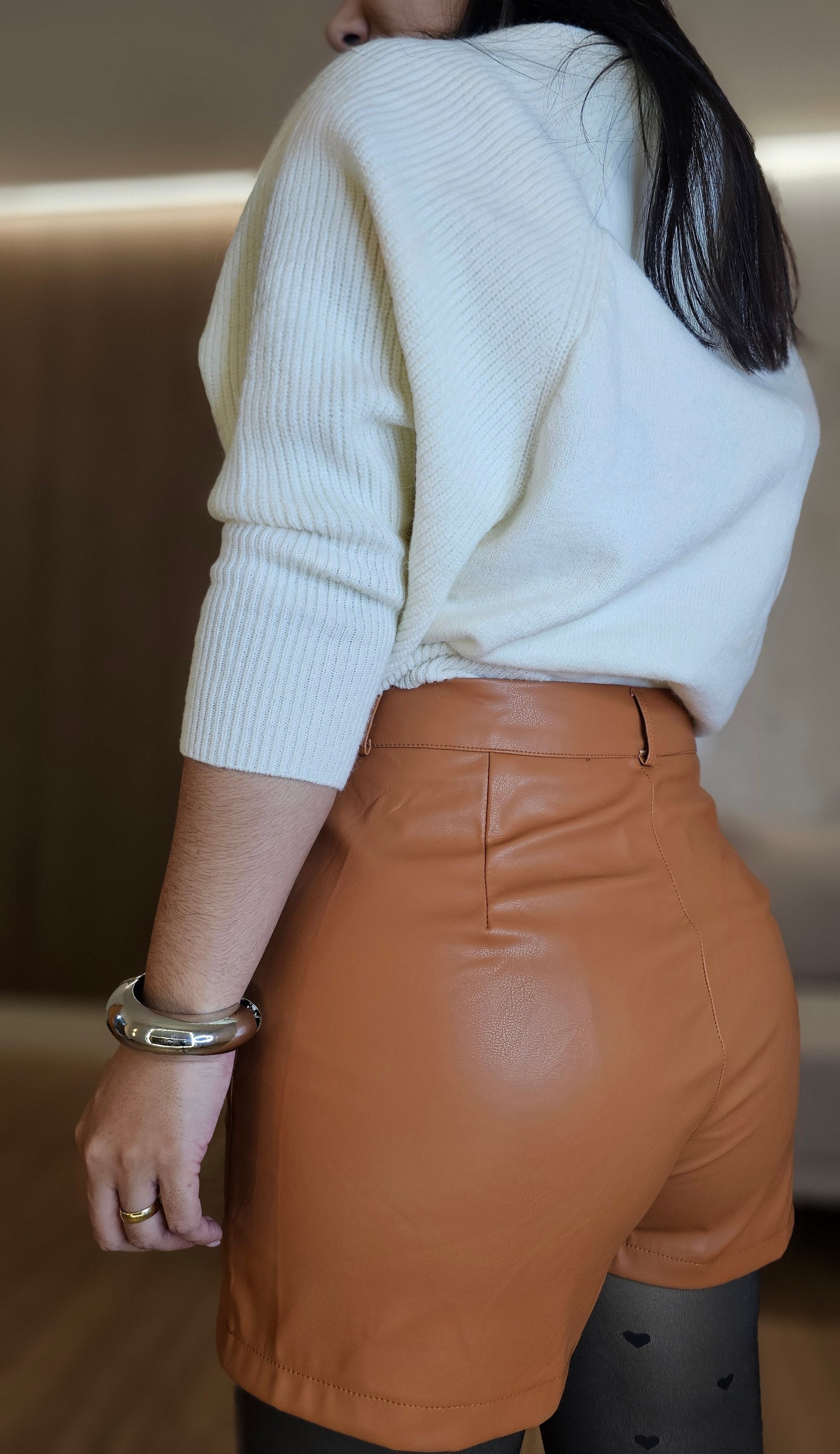 Short Saia Feminino Couro Caramelo – Estrutura Elegante com Visual Imponente