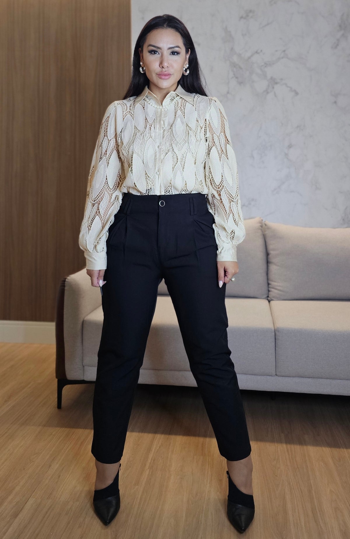 Calça Skinny Feminina de Alfaiataria Preta com Pregas Frontais