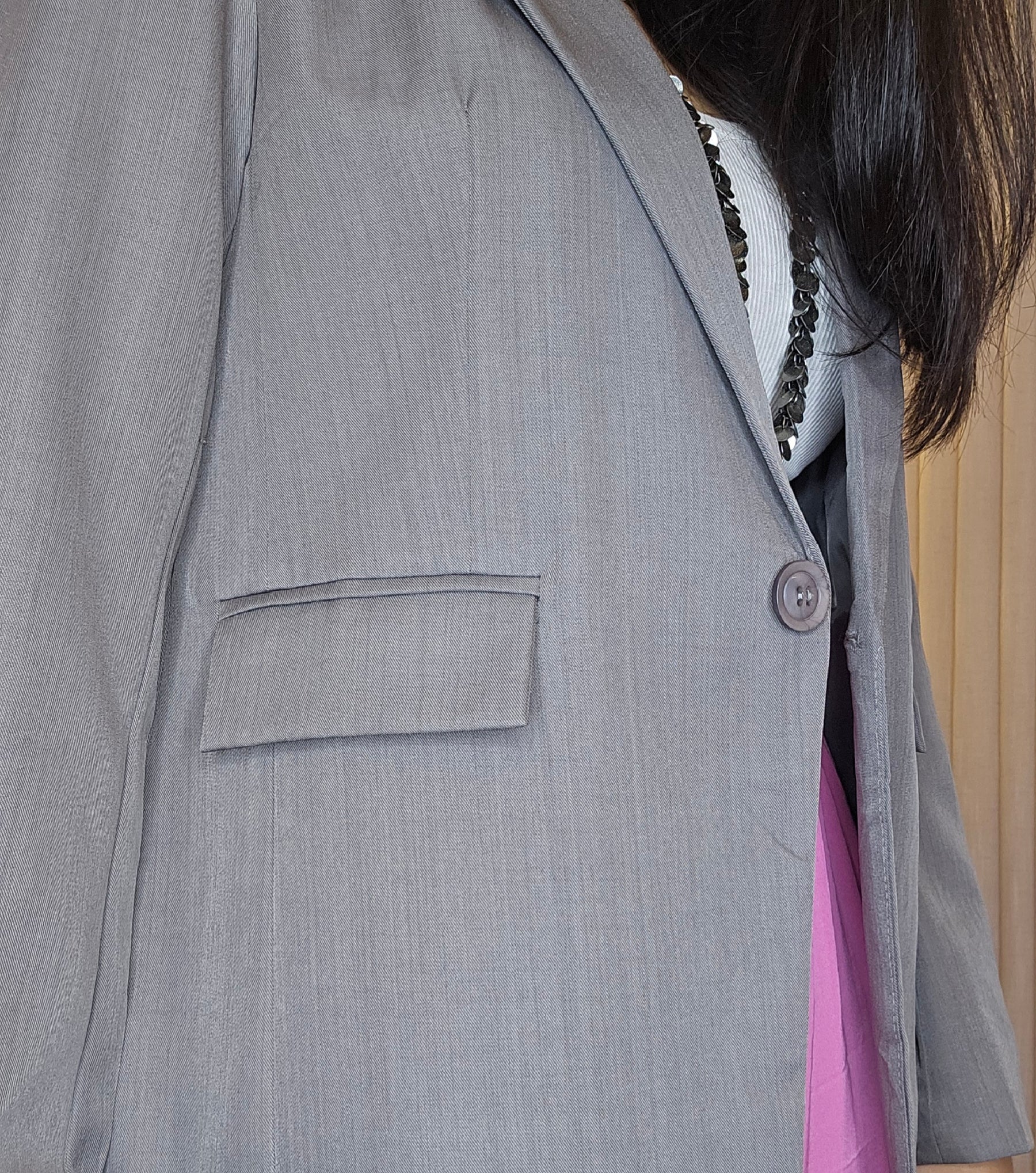 Blazer Feminino Cinza Forrado com Ombreiras – Alfaiataria Elegante
