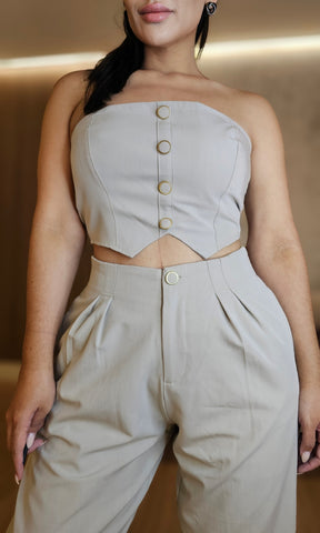 Conjunto Feminino de Alfaiataria Bege com Top Estruturado e Calça Cintura Alta
