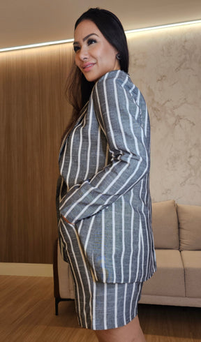 Conjunto feminino de alfaiataria risca de giz moderno e elegante