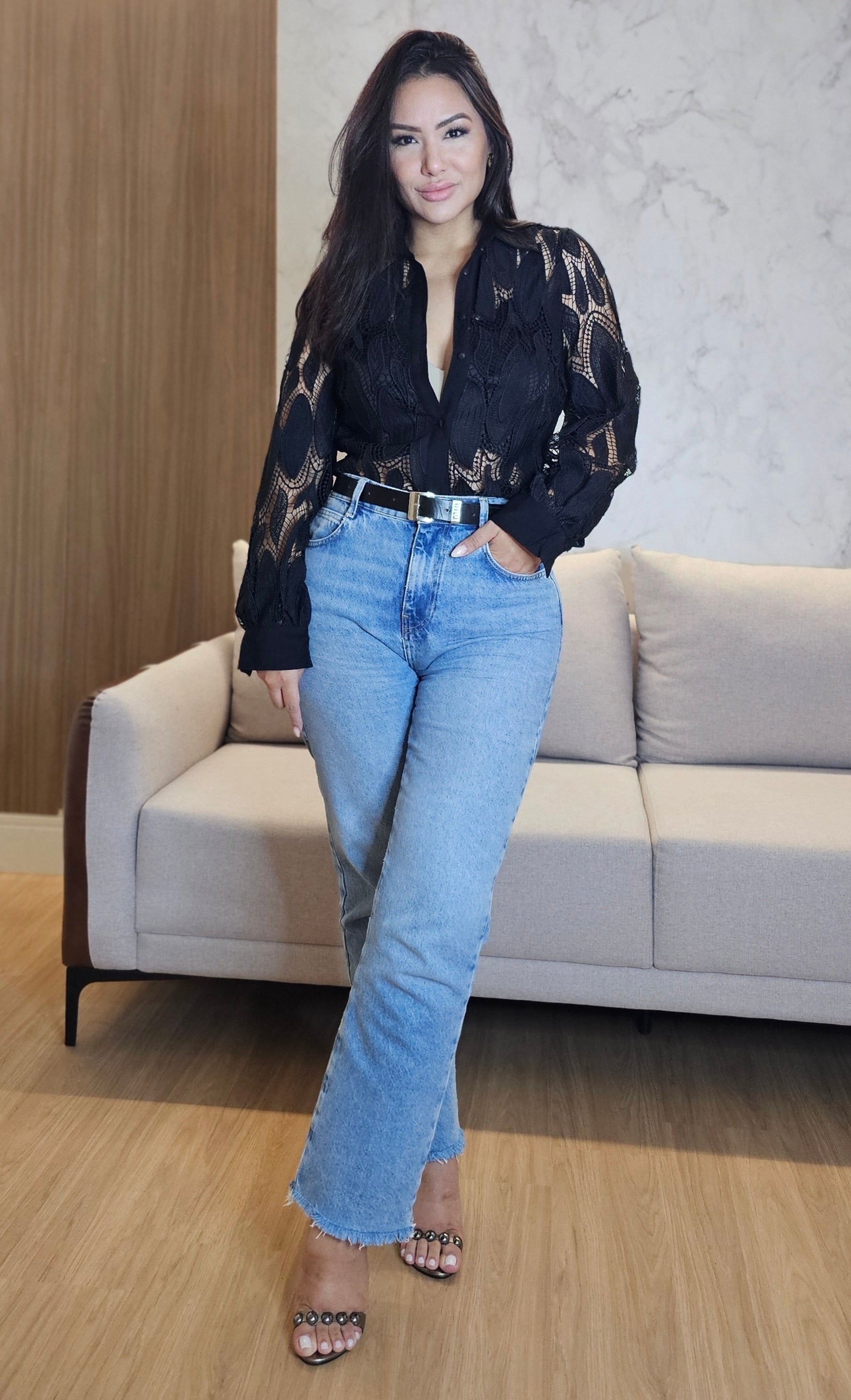Camisa Feminina Preta em Renda com Forro Frontal e Botões Encapados