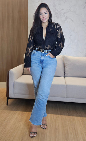 Camisa Feminina Preta em Renda com Forro Frontal e Botões Encapados
