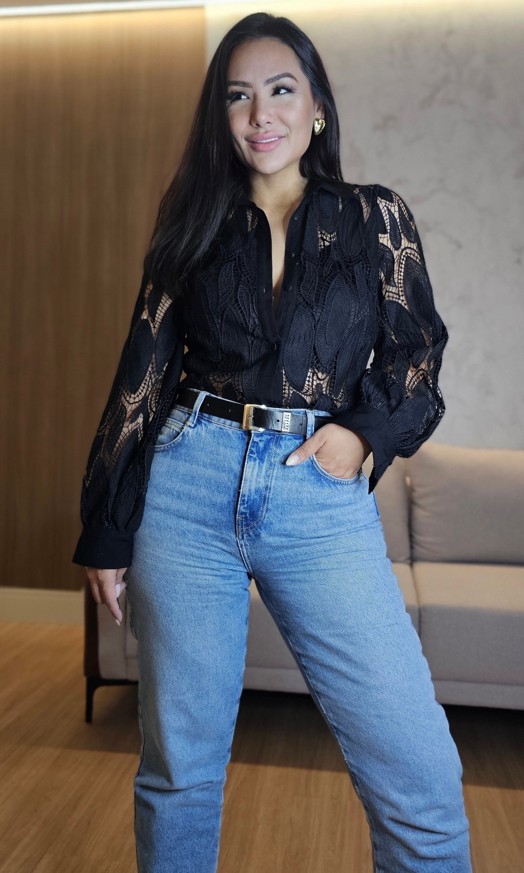 Camisa Feminina Preta em Renda com Forro Frontal e Botões Encapados