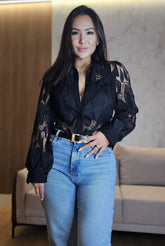 Camisa Feminina Preta em Renda com Forro Frontal e Botões Encapados