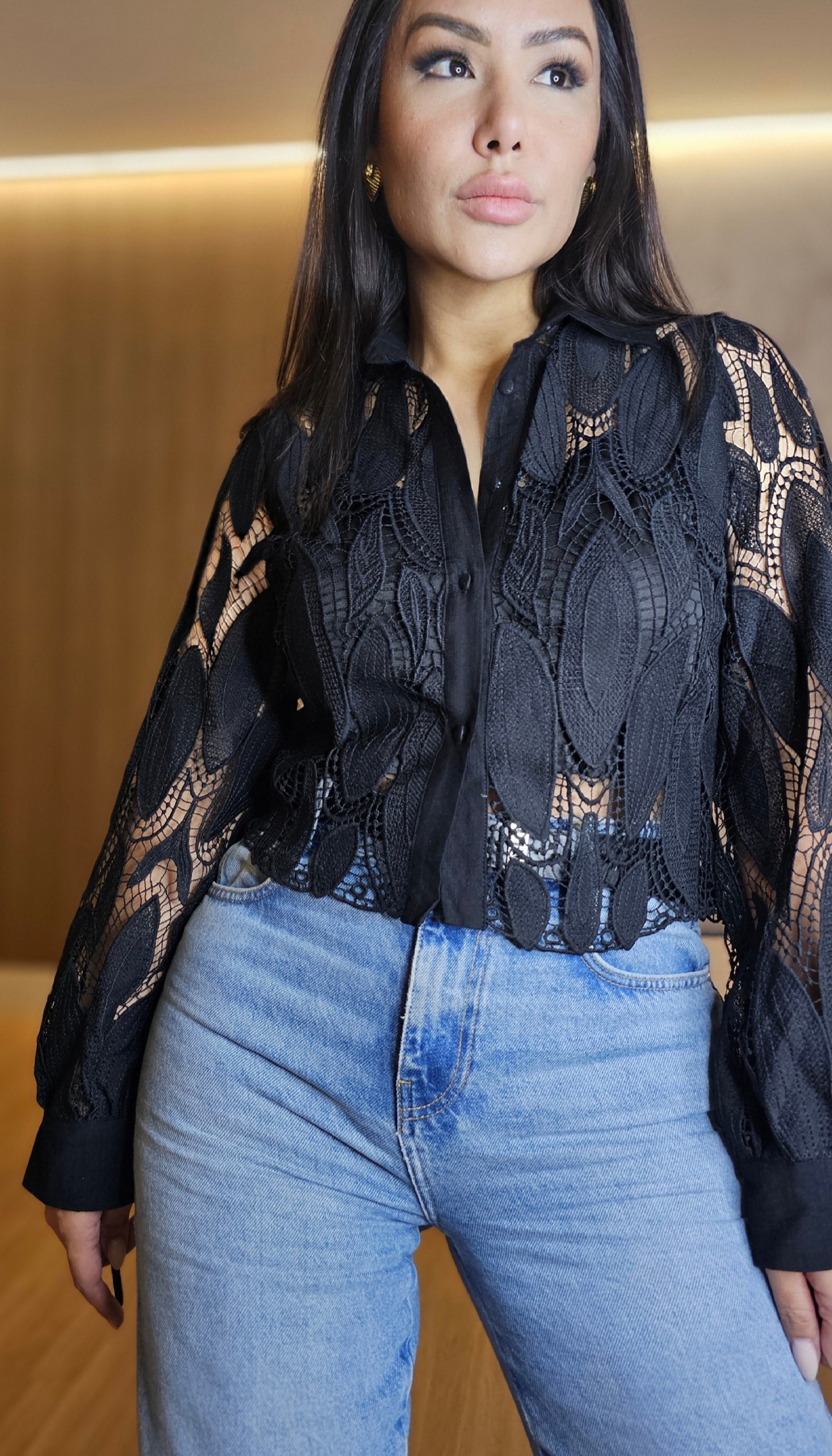 Camisa Feminina Preta em Renda com Forro Frontal e Botões Encapados