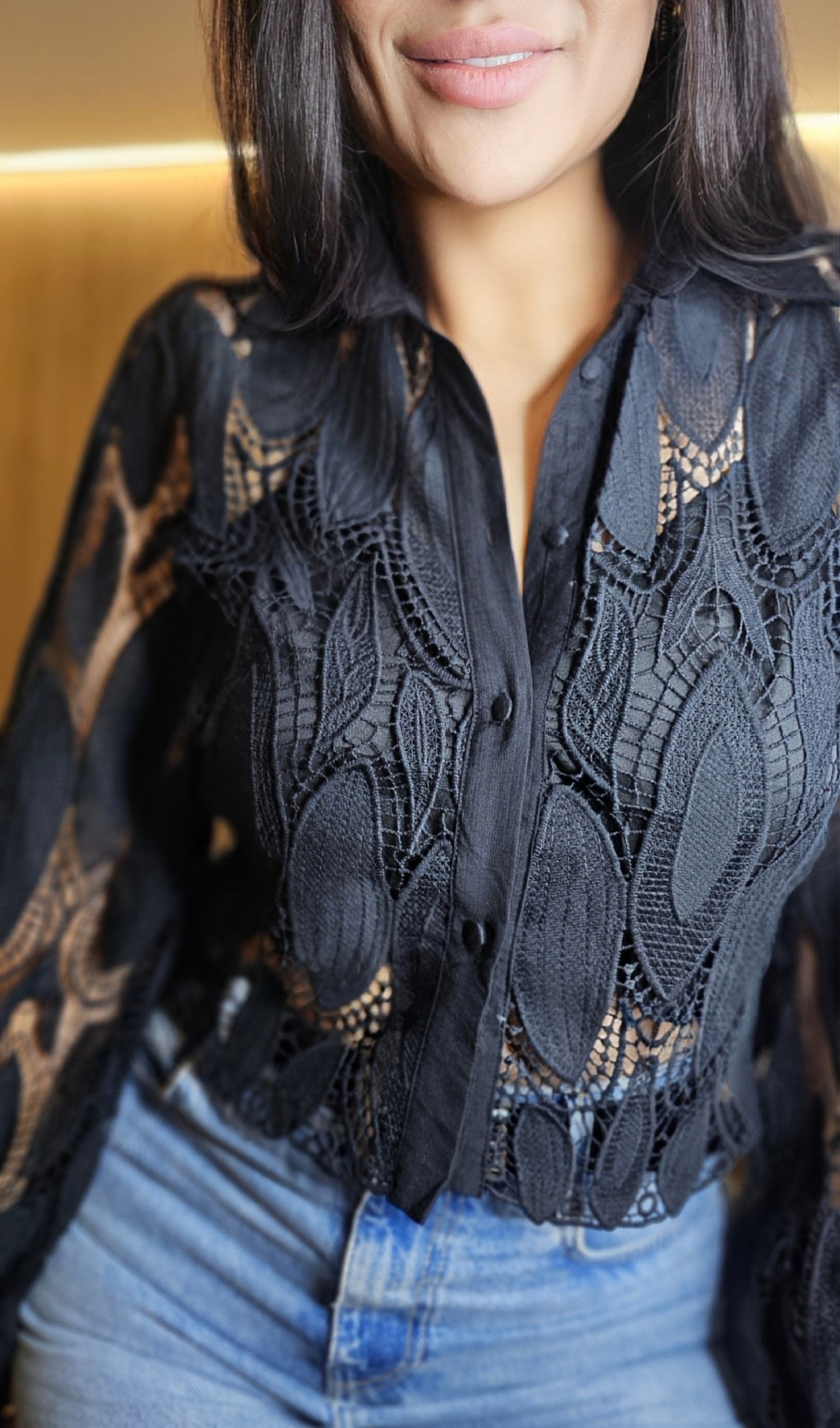 Camisa Feminina Preta em Renda com Forro Frontal e Botões Encapados