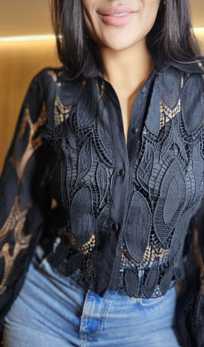 Camisa Feminina Preta em Renda com Forro Frontal e Botões Encapados