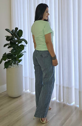 Calça jeans feminina wide leg de cintura alta e lavagem atemporal