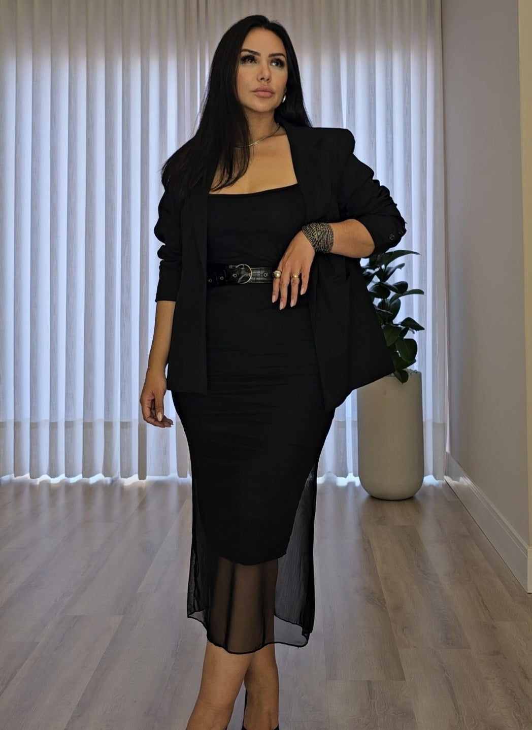 Vestido midi preto em tule liso - alças com regulagem e forro