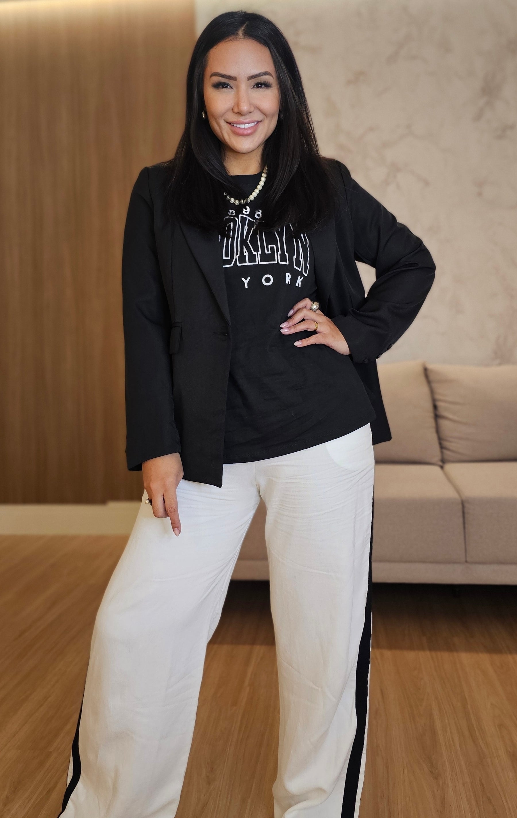 Calça Pantalona Feminina Branca com Faixa Lateral Preta