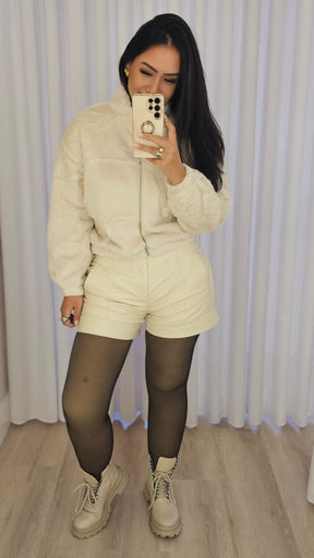 Shorts Feminino em PU Premium Off-White – Elegância e atitude no frio