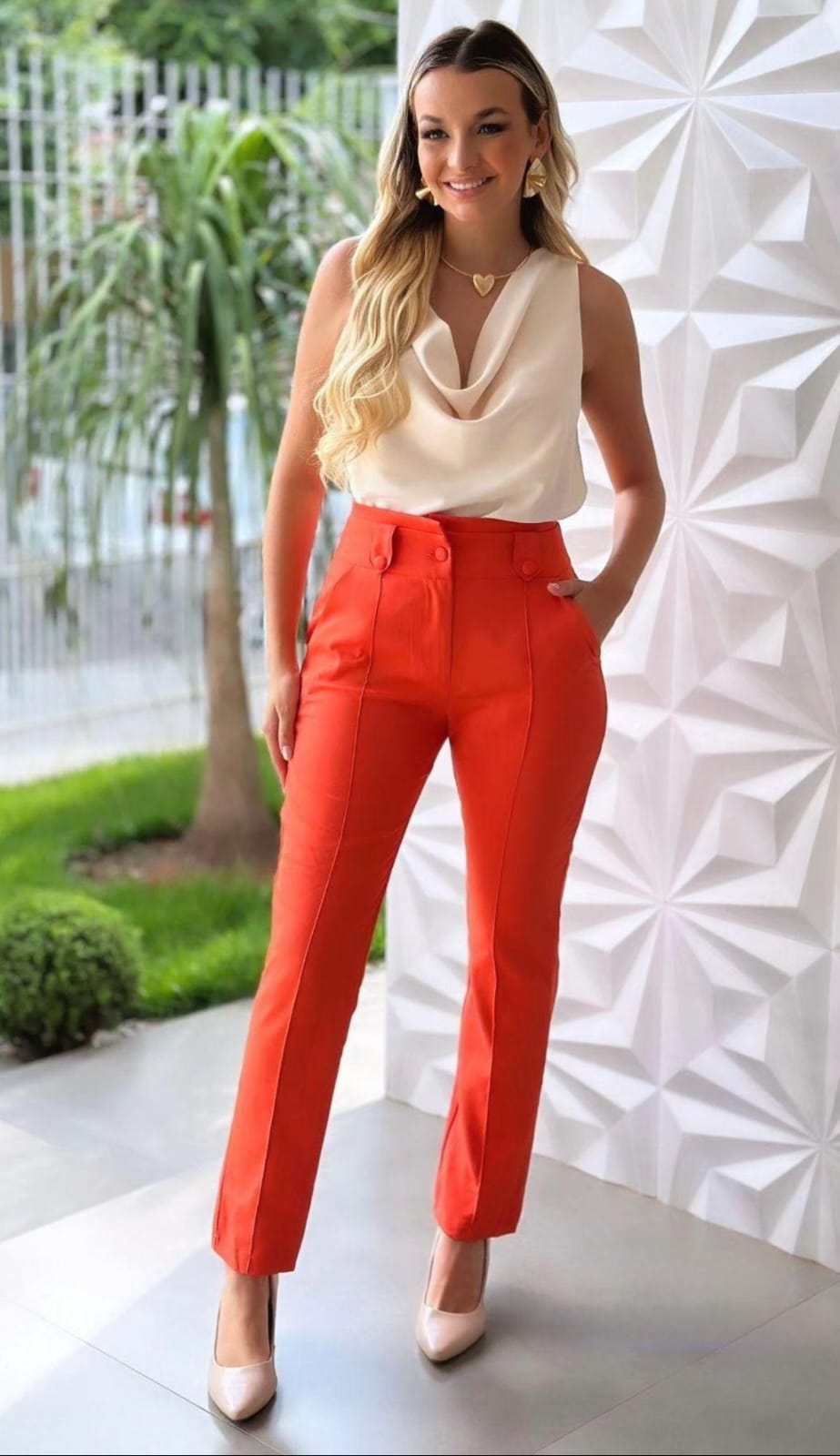 Calça feminina em alfaiataria de cintura alta e ajuste perfeito - acompanha faixa de amarração