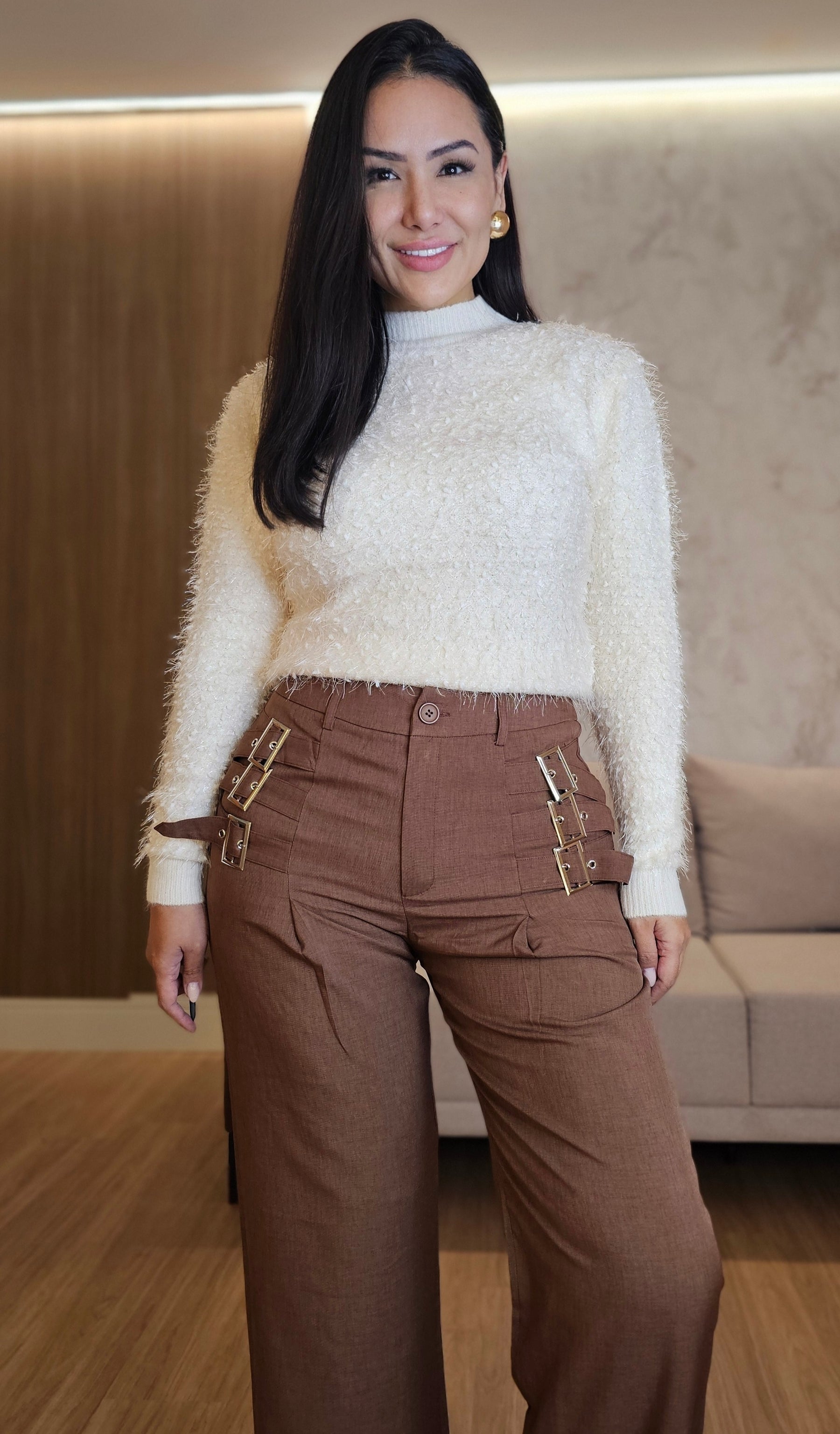 Calça Feminina Marrom com Fivelas prateadas – Alfaiataria moderna e estilosa
